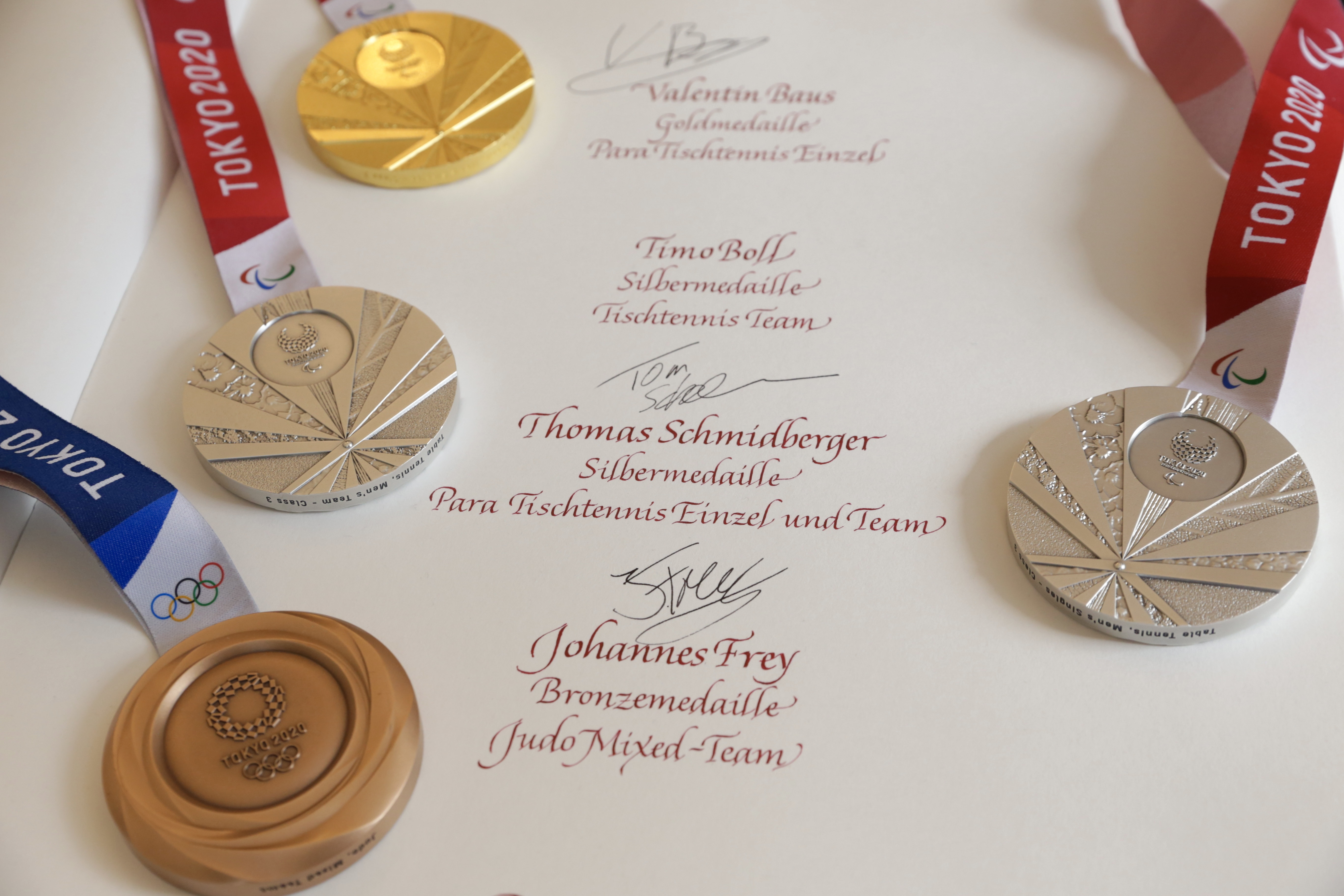 Medaillen in allen Farben: Der Eintrag der Düsseldorfer Medaillengewinner in das Goldene Buch der Landeshauptstadt