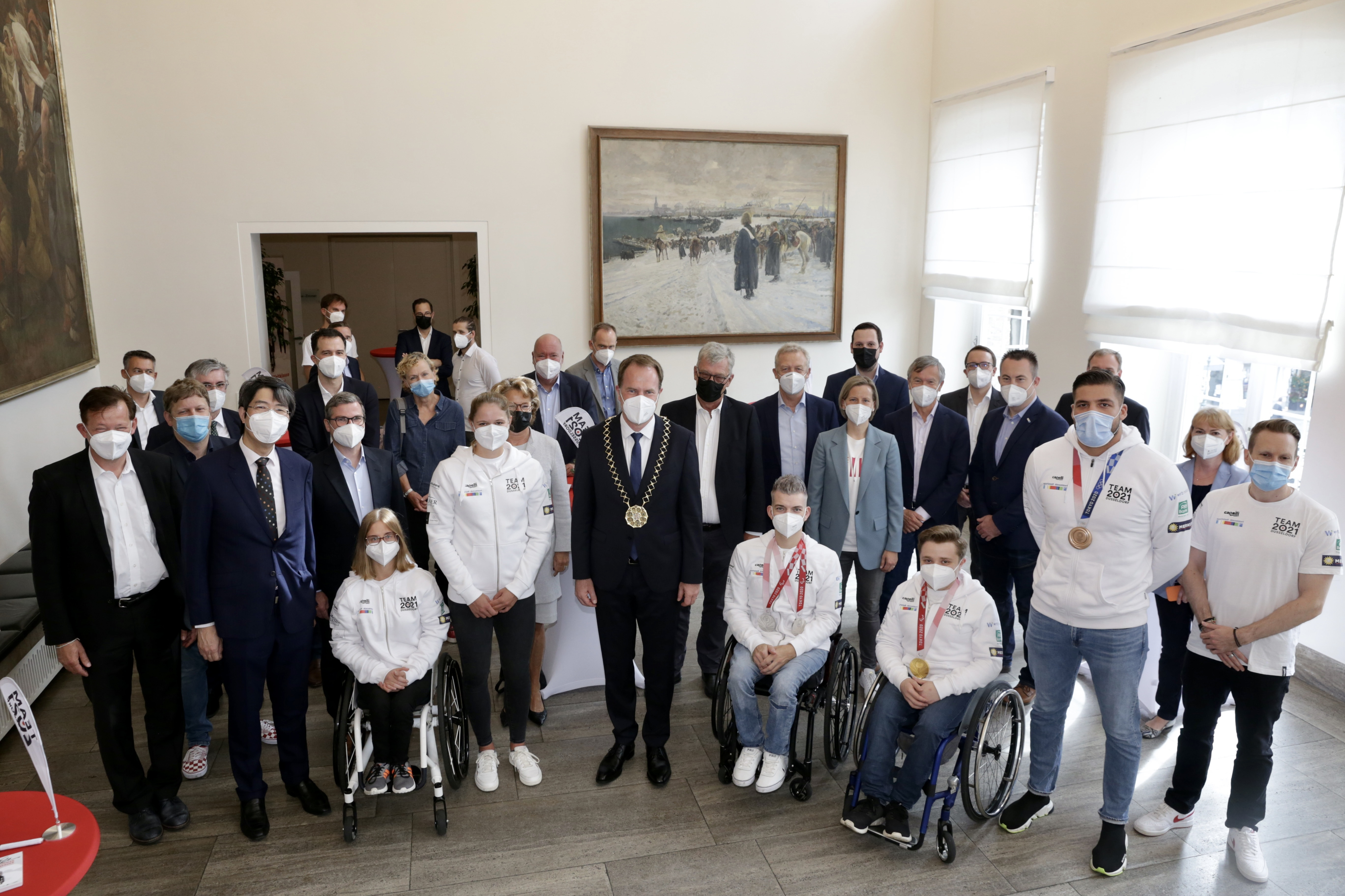 Oberbürgermeister Dr. Stephan Keller (M.) hat die Düsseldorfer Teilnehmerinnen und Teilnehmer an den Olympischen und Paralympischen Spielen im Jan-Wellem-Saal des Rathauses empfangen
