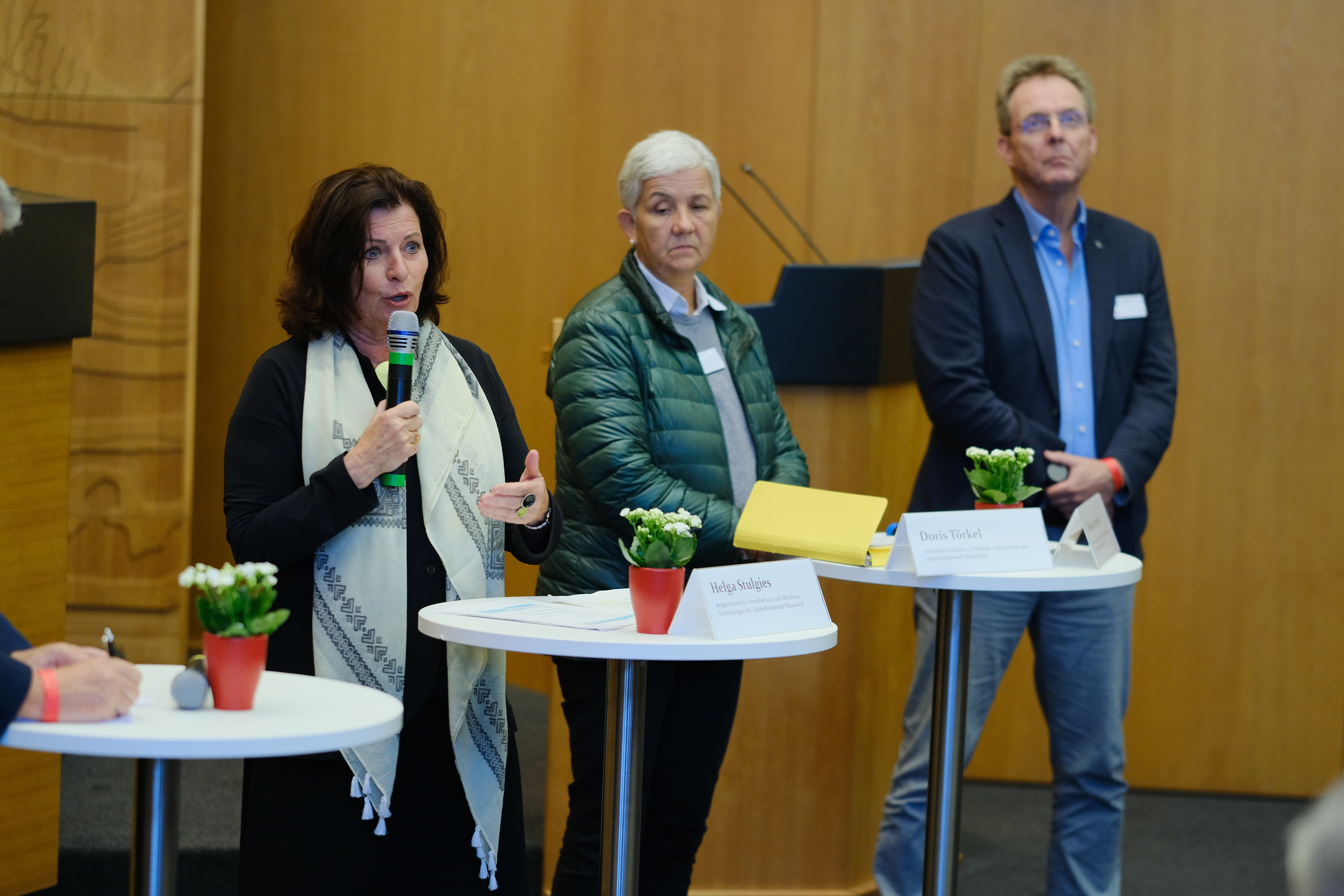 Beigeordneten für Umwelt und Grünflächen (li.), Helga Stulgies, Gartenamtsleiterin Doris Törkel und Umweltamtsleiter Thomas Loosen um die Auswirkungen des Hochwassers auf Umwelt und Grünanlagen © Landeshauptstadt Düsseldorf, Michael Gstettenbauer 