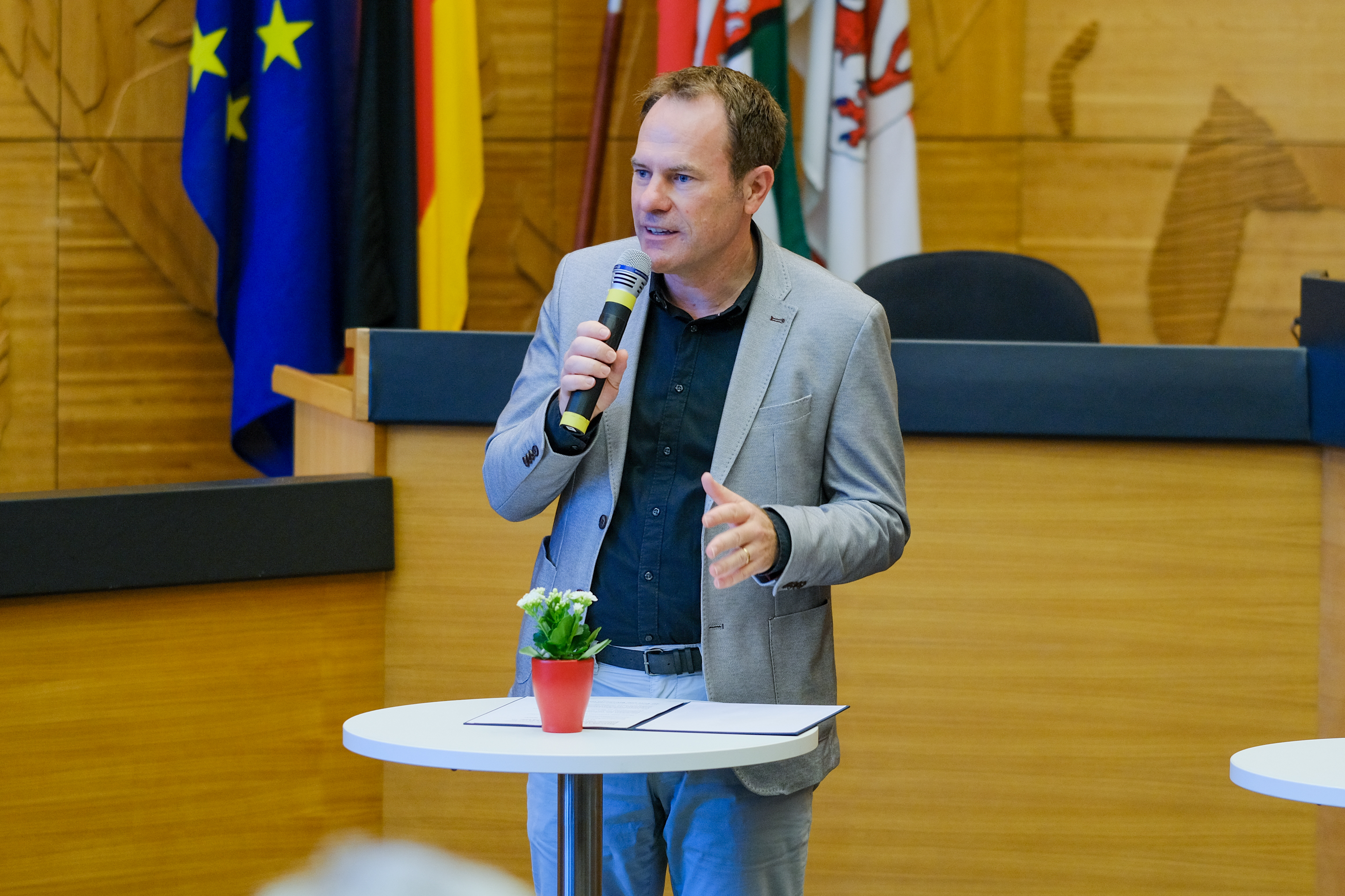 Oberbürgermeister Dr. Stephan Keller begrüßte die Teilnehmenden an der Informationsveranstaltung zum Hochwasser im Plenarsaal des Rathauses © Landeshauptstadt Düsseldorf, Michael Gstettenbauer 