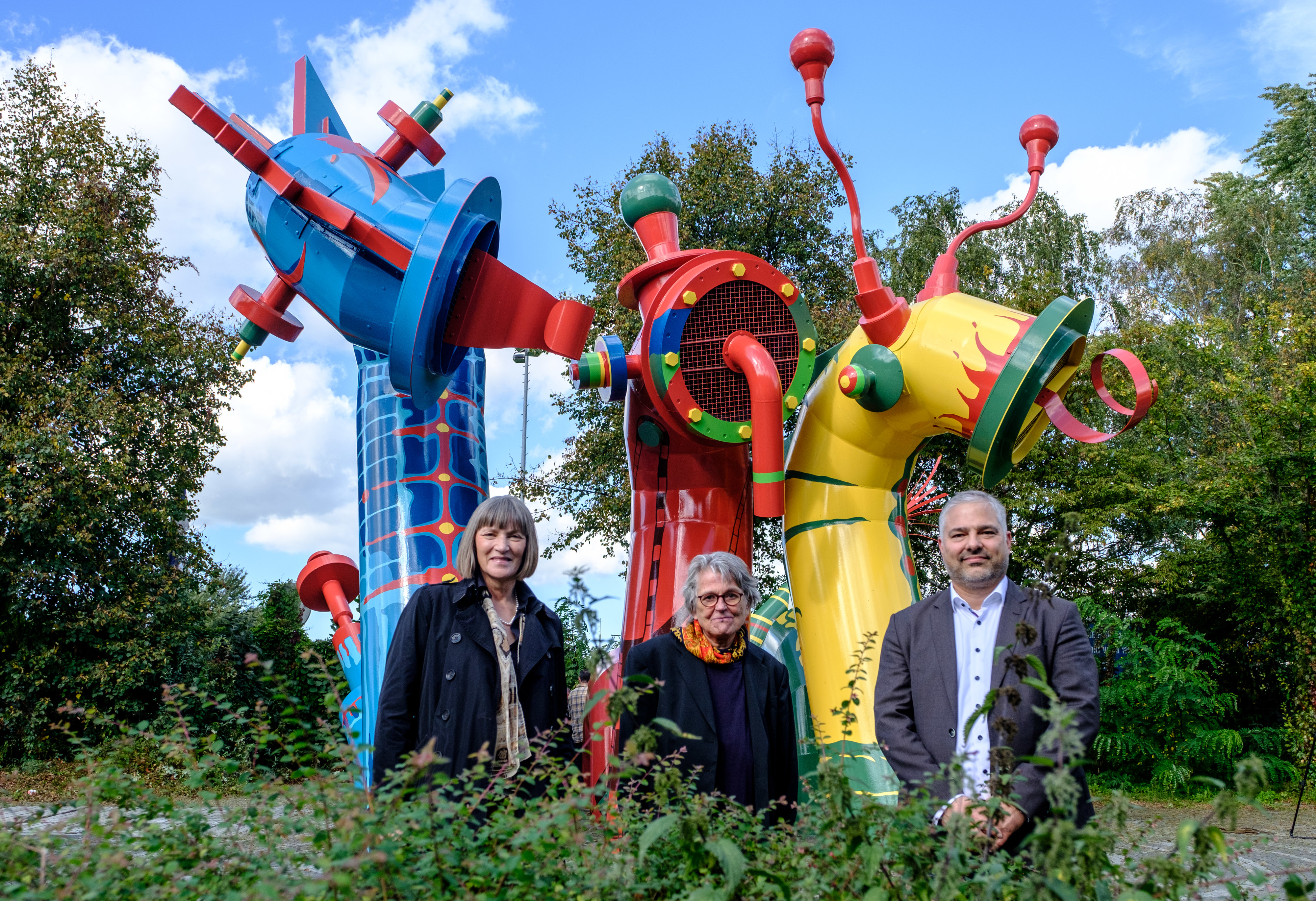 Gruppenbild vor Nessy: (v.l.) Stadtkämmerin Dorothée Schneider, Objektdesignerin Inge Loerke, die im Jahr 1994 den Auftrag bekam, Belüftungsrohre für den darunterliegenden großen Stauraumkanal zu gestalten, und SEBD-Leiter Ingo Noppen © Landeshauptstadt Düsseldorf/Uwe Schaffmeister 