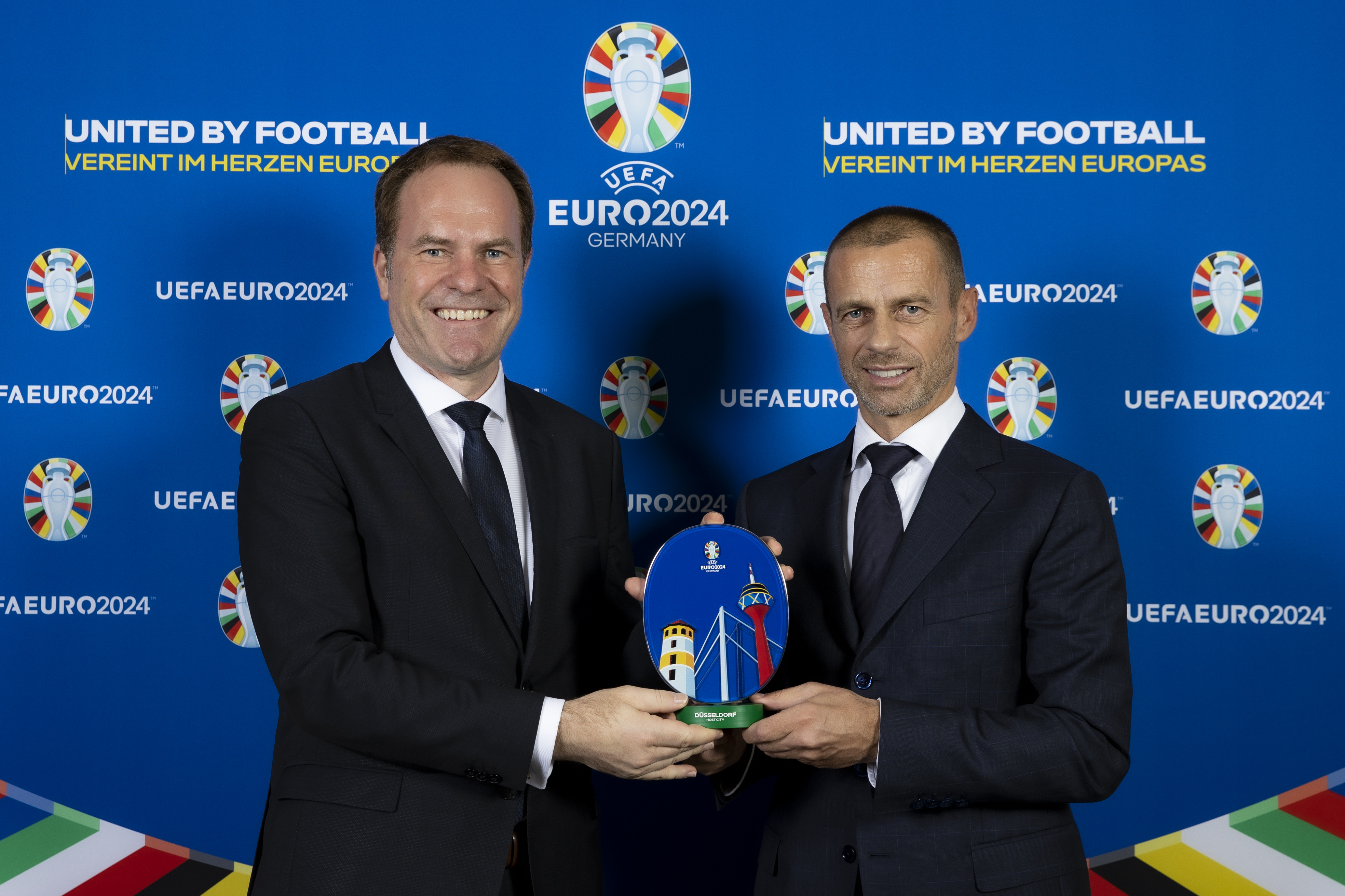 Oberbürgermeister Dr. Stephan Keller und UEFA-Präsident Aleksander Čeferin mit dem UEFA EURO2024-Logo der Landeshauptstadt © Thomas Böcker/DFB 