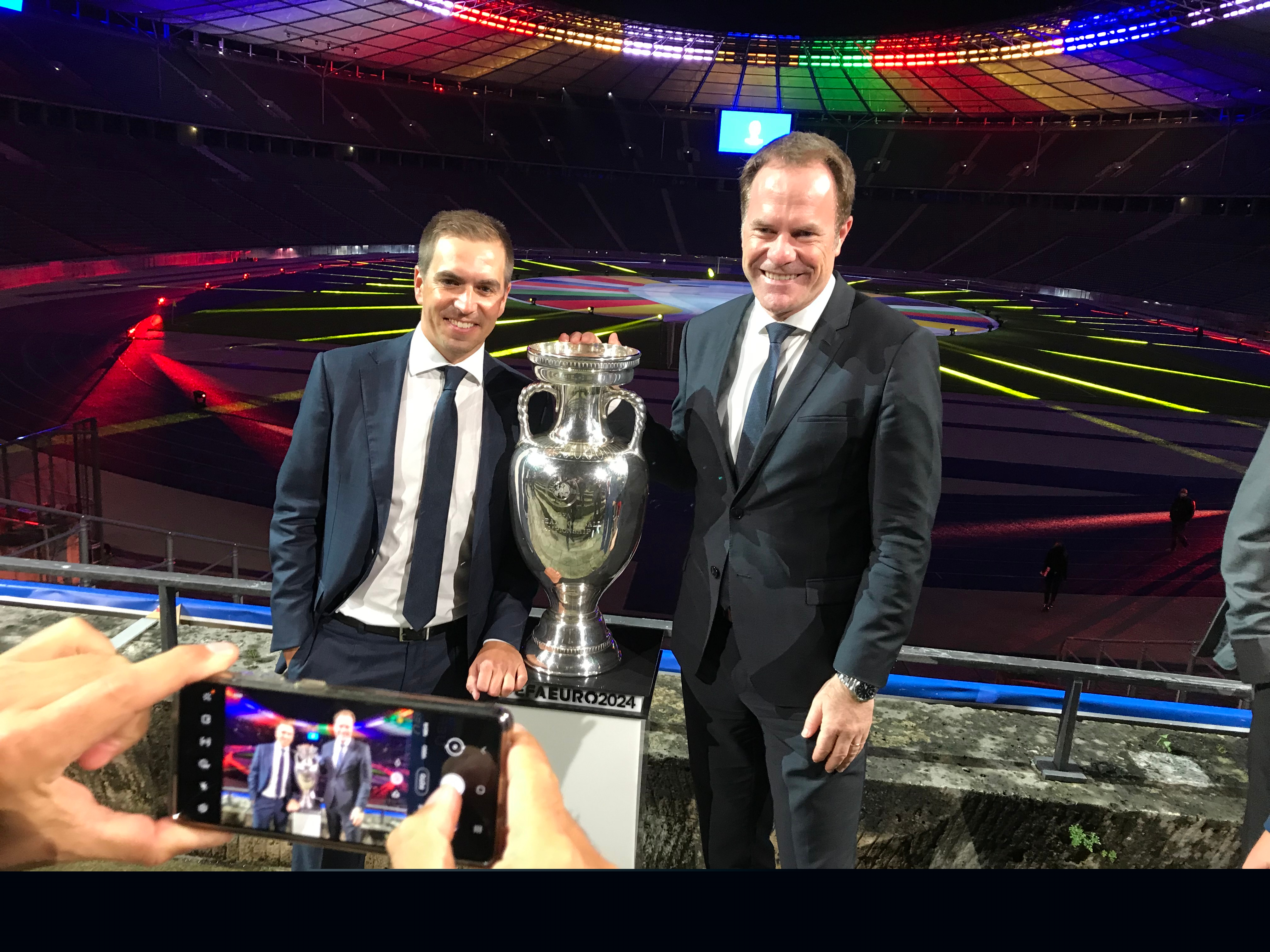 EURO 2024-Botschafter Philipp Lahm und Oberbürgermeister Dr. Stephan Keller mit dem EM-Pokal © Landeshauptstadt Düsseldorf 