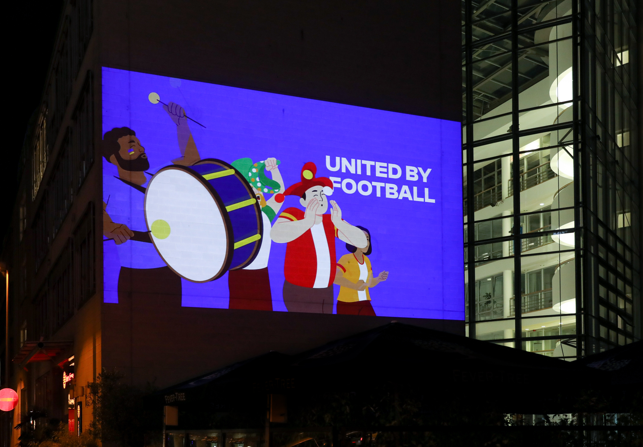 Im Rahmen des HafenKunstKinos war der UEFA EURO 2024-Film auch an einer Hauswand im Medienhafen zu sehen © Melanie Zanin/Landeshauptstadt Düsseldorf