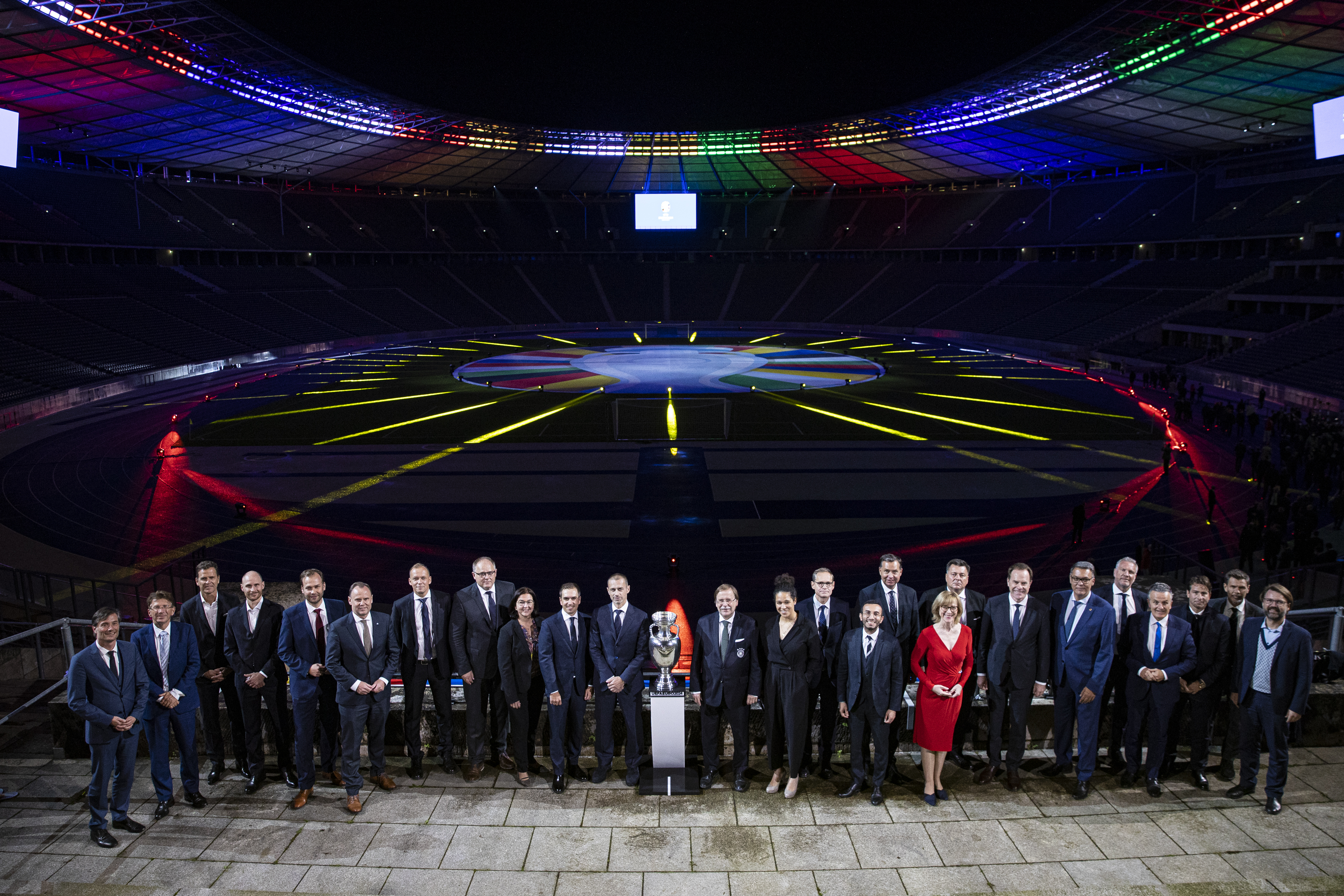 Gruppenbild im Olympiastadion Repräsentantinnen und Repräsentanten der UEFA, des DFB und der Ausrichterstädte, darunter Oberbürgermeister Dr. Stephan Keller © Thomas Böcker/DFB 