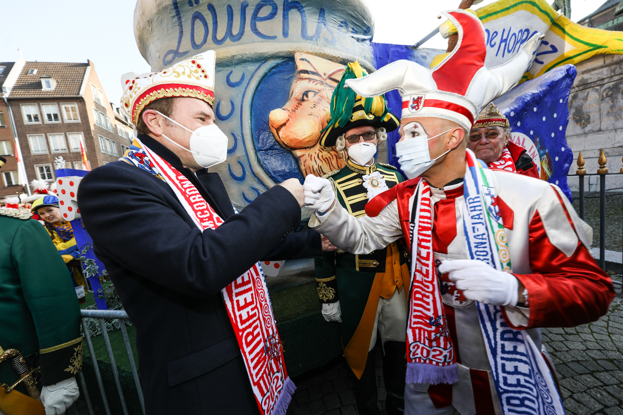 Oberbürgermeister Dr. Stephan Keller mit Hoppeditz Tom Bauer vor dem Senftopf auf dem Marktplatz © Landeshauptstadt Düsseldorf/Melanie Zanin