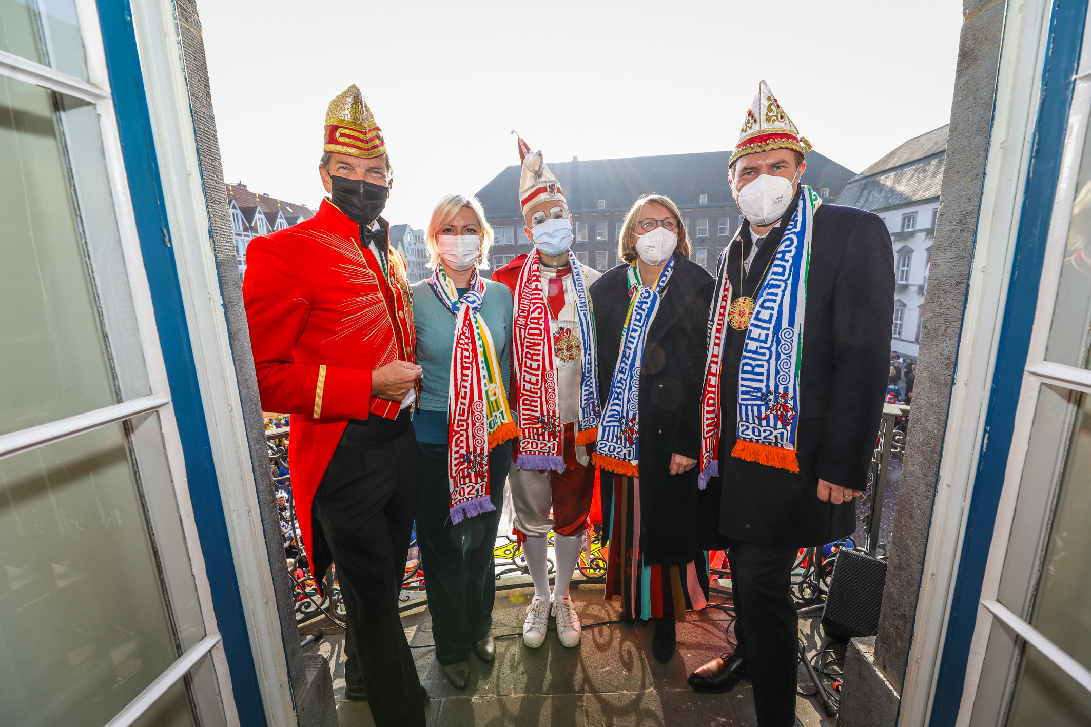 Bürgermeister Josef Hinkel, Bürgermeisterin Clara Gerlach, Hoppeditz Tom Bauer, Bürgermeisterin Klaudia Zepuntke und Oberbürgermeister Dr. Stephan Keller (v.l.) © Landeshauptstadt Düsseldorf/Melanie Zanin 