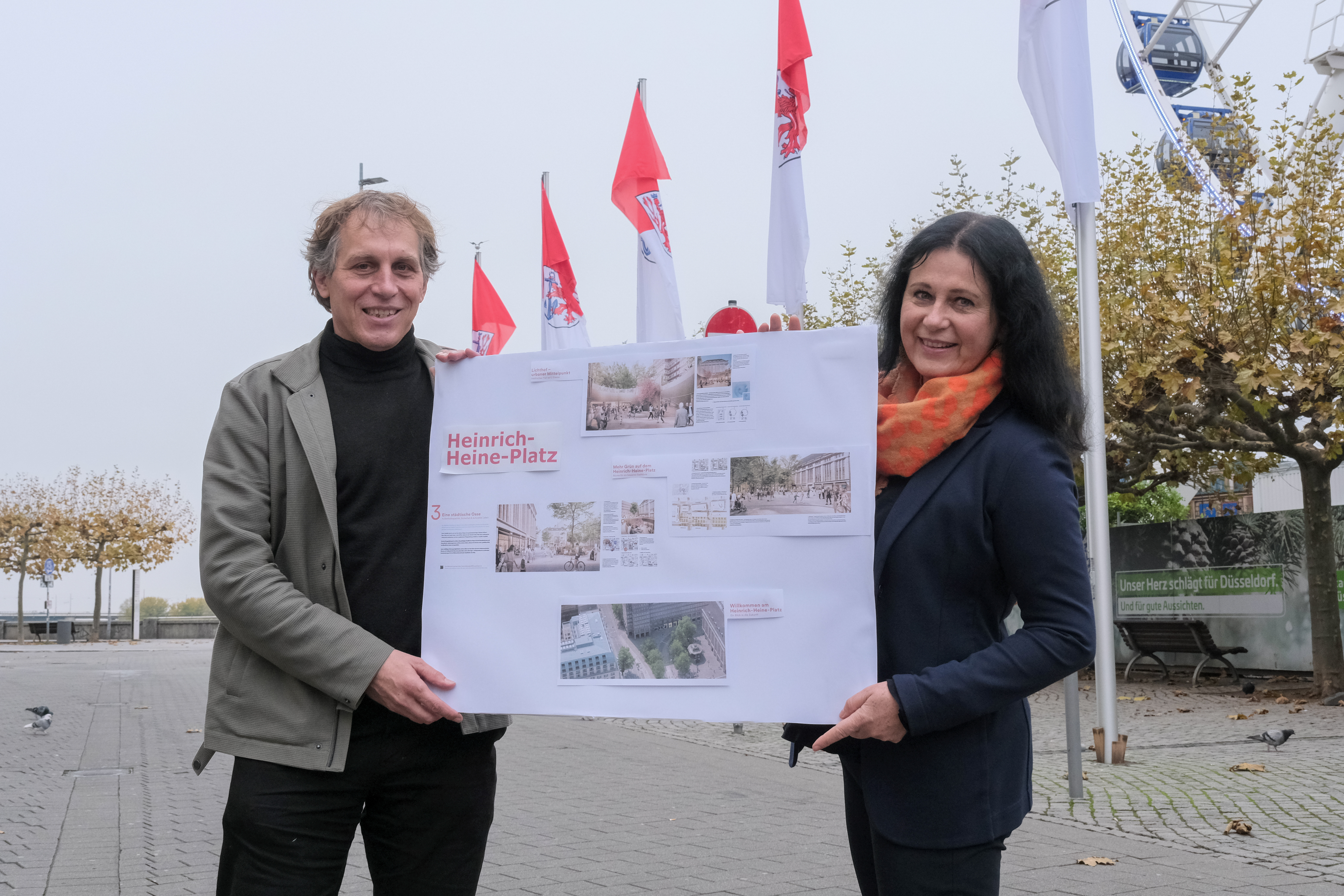 Stellten Einzelheiten zu der Planung zur Platz- und Freiraumgestaltung des Heinrich-Heine-Platzes vor: Jochen Kral, Dezernent für Mobilität und Cornelia Zuschke, Dezernentin für Planen, Bauen, Wohnen und Grundstückswesen © Landeshauptstadt Düsseldorf, Michael Gstettenbauer 