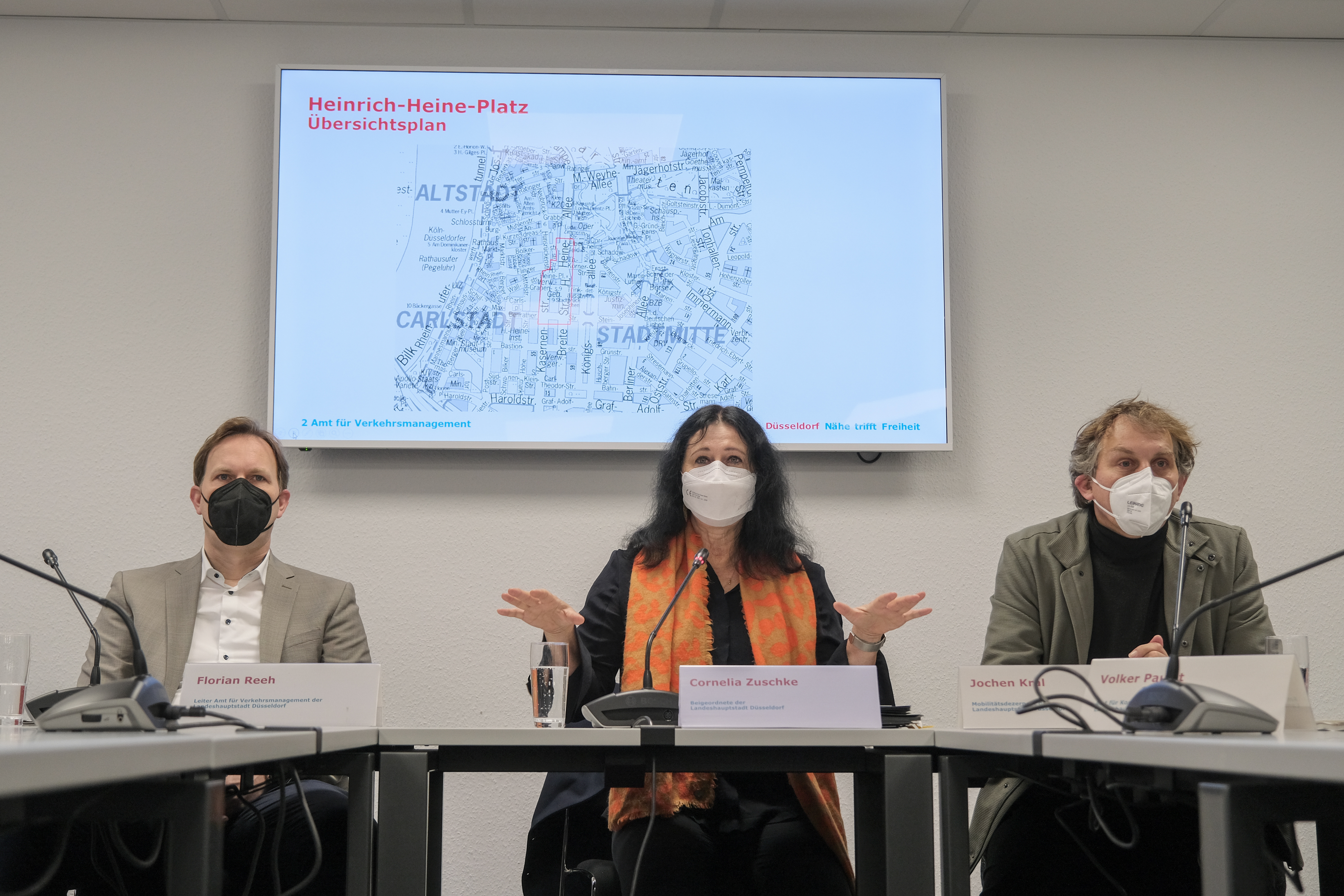 Stellten Einzelheiten zur Neugestaltung Heinrich-Heine-Platz vor: die Beigeordneten Jochen Kral und Cornelia Zuschke und Florian Reeh, Leiter des Amtes für Verkehrsmanagement (von rechts) © Landeshauptstadt Düsseldorf, Michael Gstettenbauer 