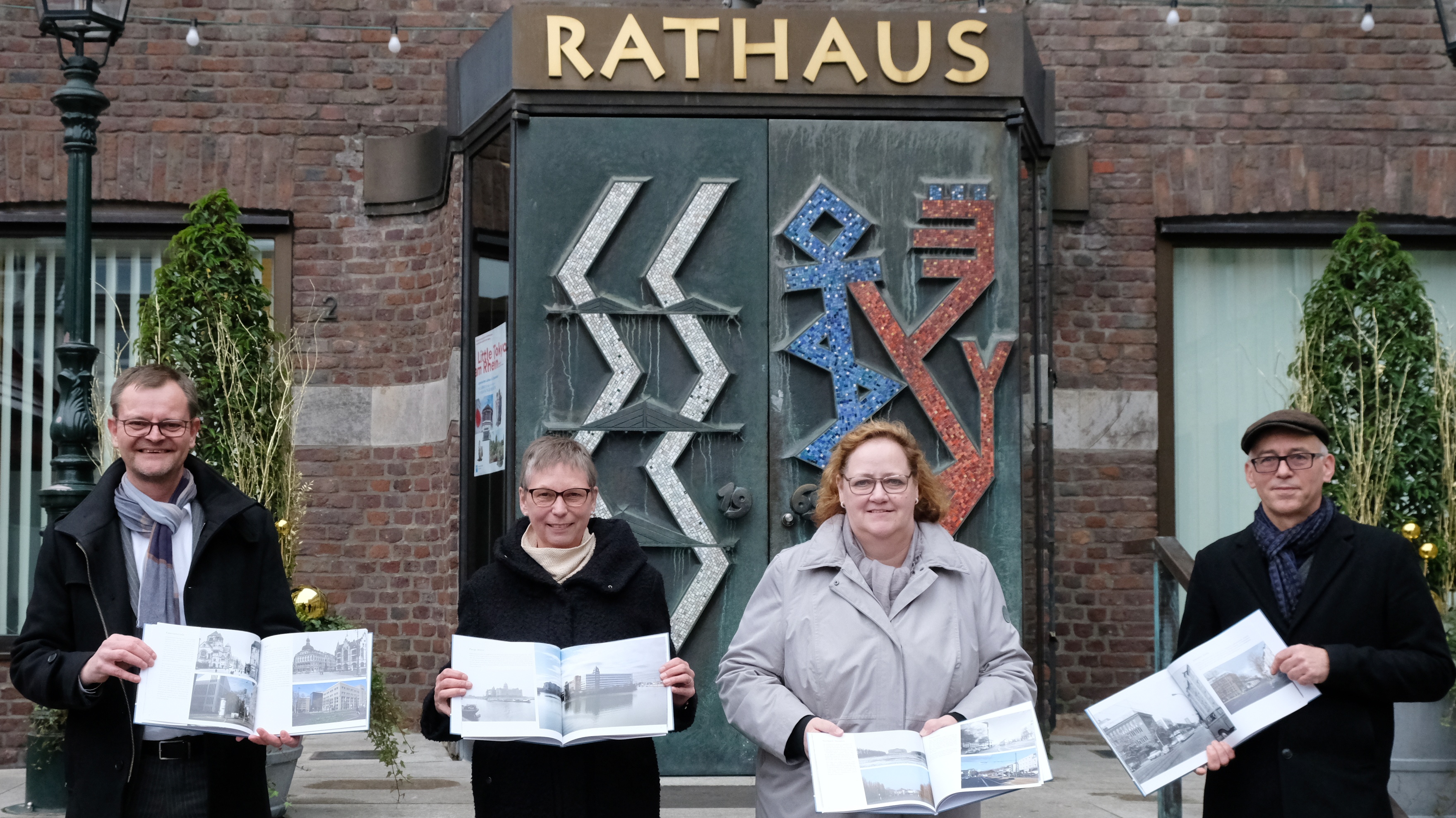 (V. l.) Dr. Benedikt Mauer, Dr. Helga Zöttlein vom Wartberg-Verlag, Andrea Trudewind und Ingo Lammert mit dem neu erschienenen Bildband © Landeshauptstadt Düsseldorf/Wilfried Meyer 