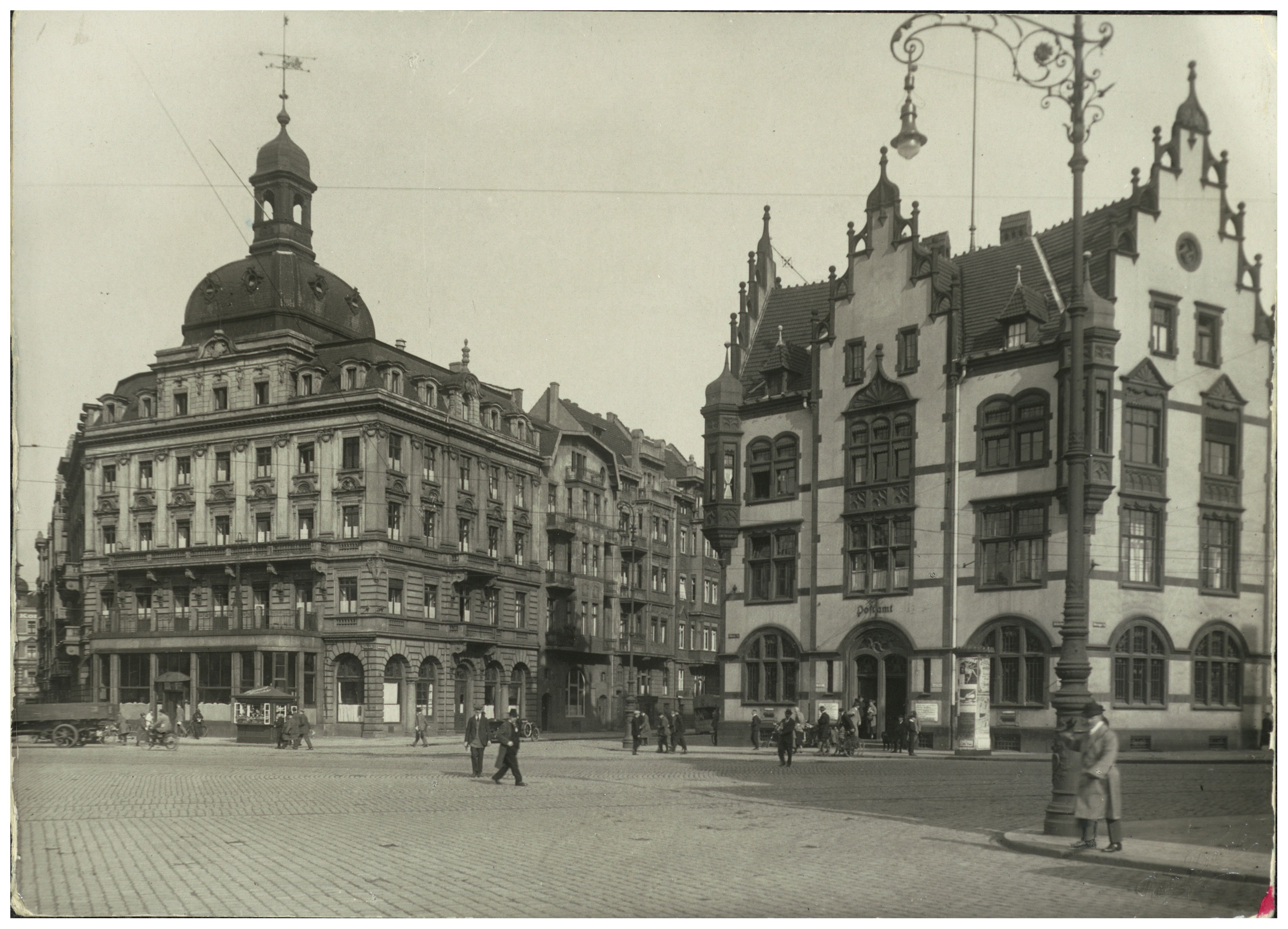 1925: Damals prägten mächtige historistische Bauwerke den Bahnhofsvorplatz, so etwa der Düsseldorfer Hof und die Hauptpost © Stadtarchiv Düsseldorf 
