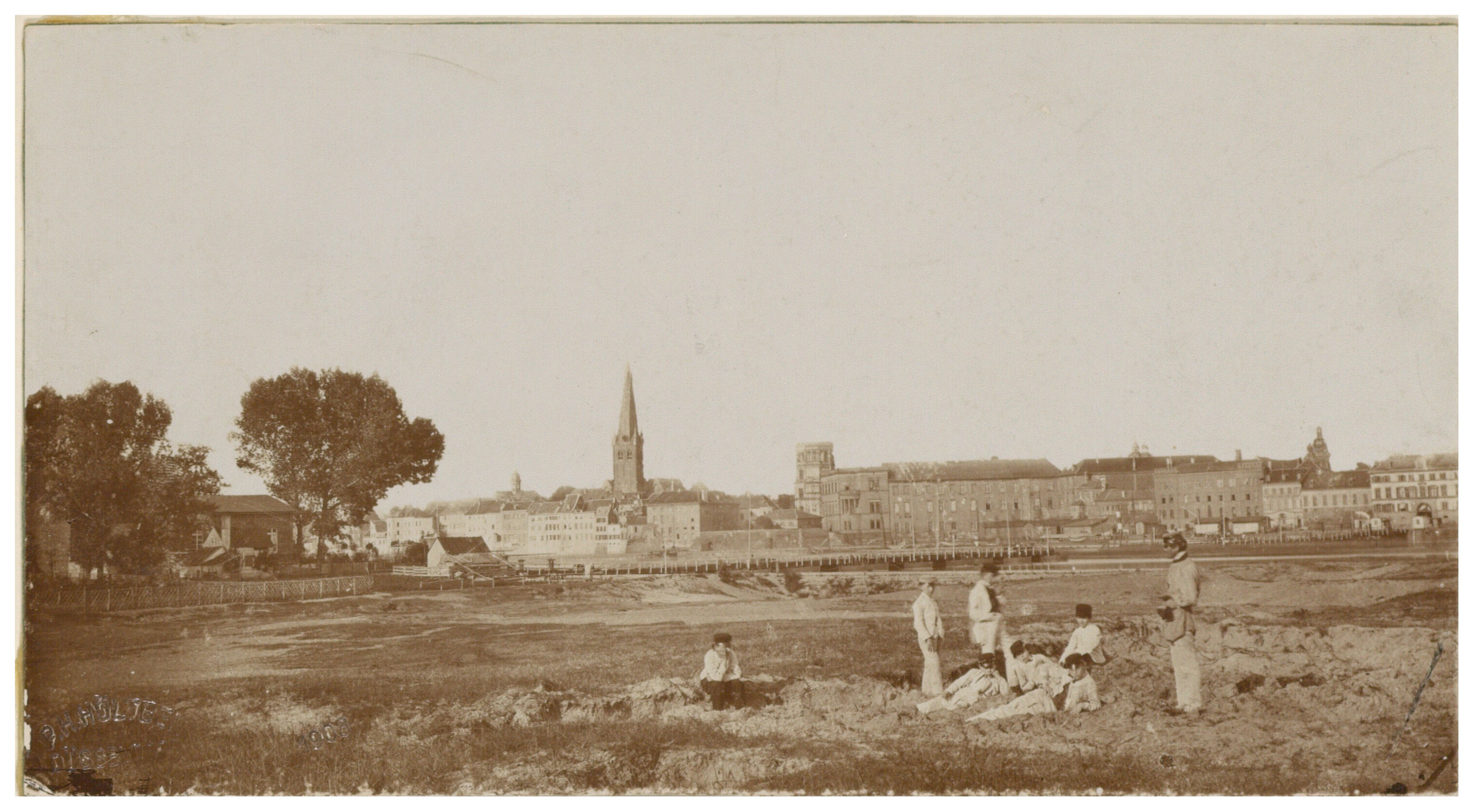 Eine der ältesten Aufnahmen im Stadtarchiv, datiert ca. 1860. Rechts neben St. Lambertus ist die Rheinseite des Schlosses zu erkennen, dass 1872 bei einem Brand zerstört wurde © Stadtarchiv Düsseldorf