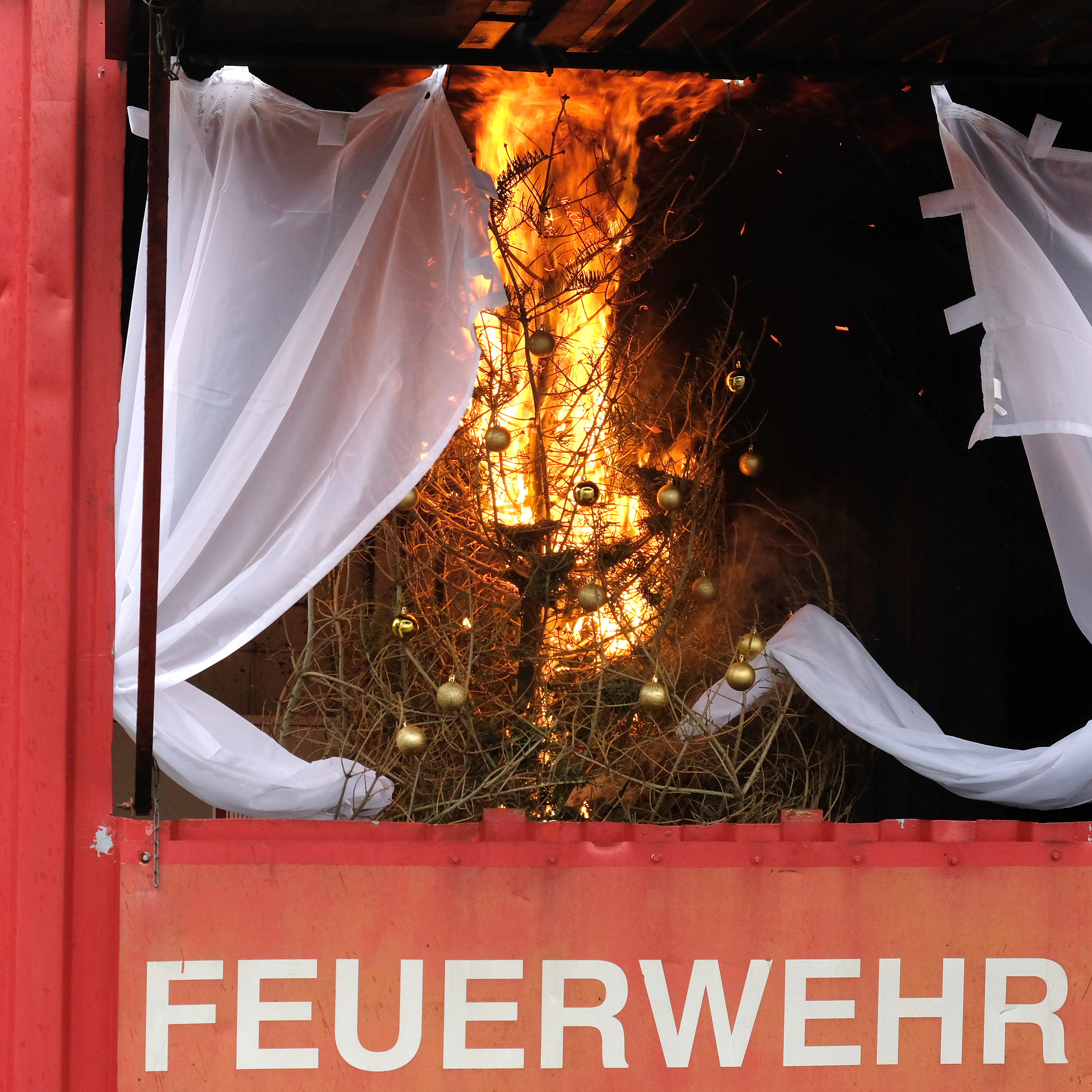 Simulierter Brandversuch in einem speziellen Übungscontainer der Feuerwehr Düsseldorf © Landeshauptstadt Düsseldorf/Wilfried Meyer 