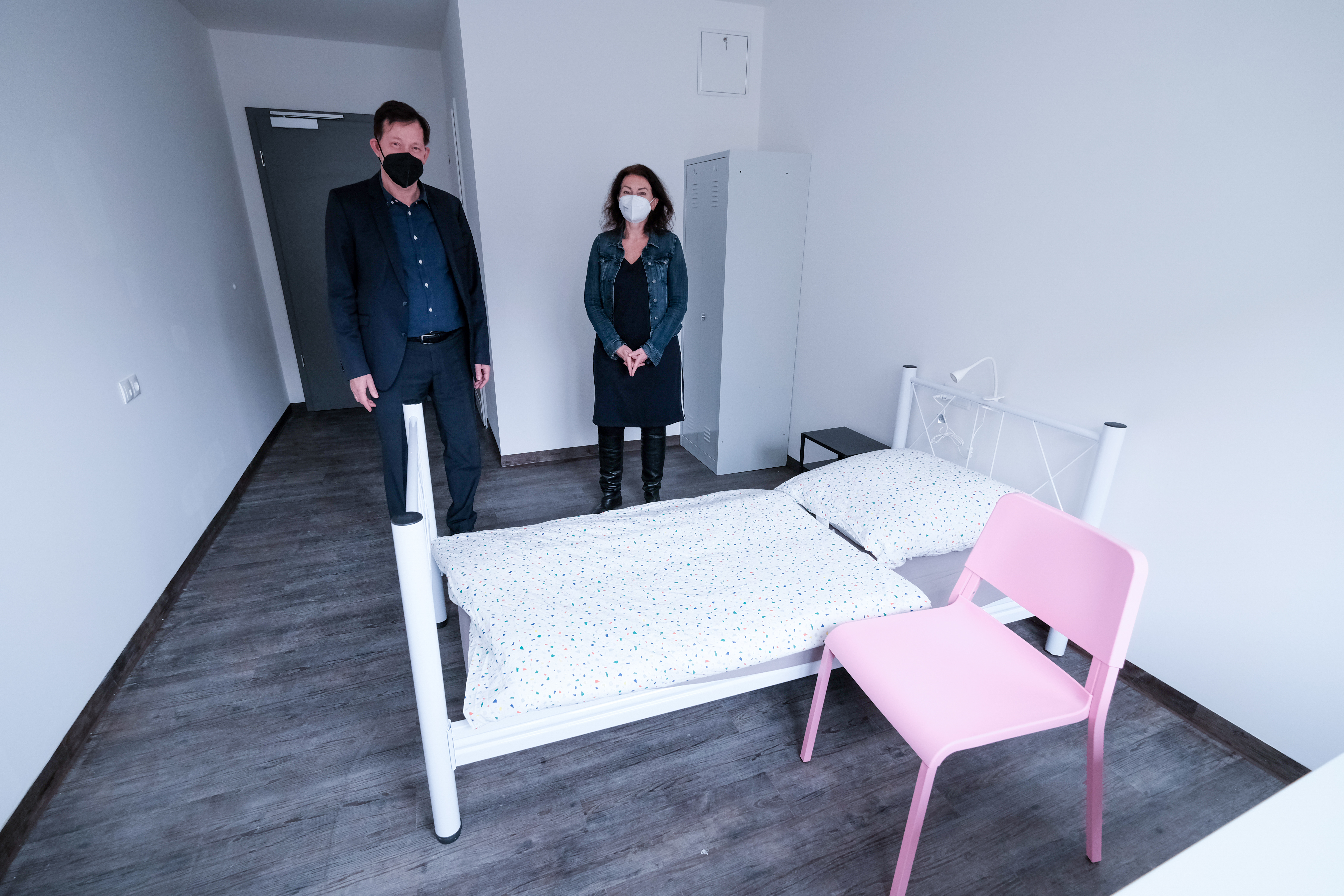 Stadtdirektor Burkhard Hintzsche (l.) mit Miriam Koch, Leiterin des Amtes für Migration und Integration der Landeshauptstadt Düsseldorf, in einem Zimmer der neuen Einrichtung. © Landeshauptstadt Düsseldorf/Michael Gstettenbauer 