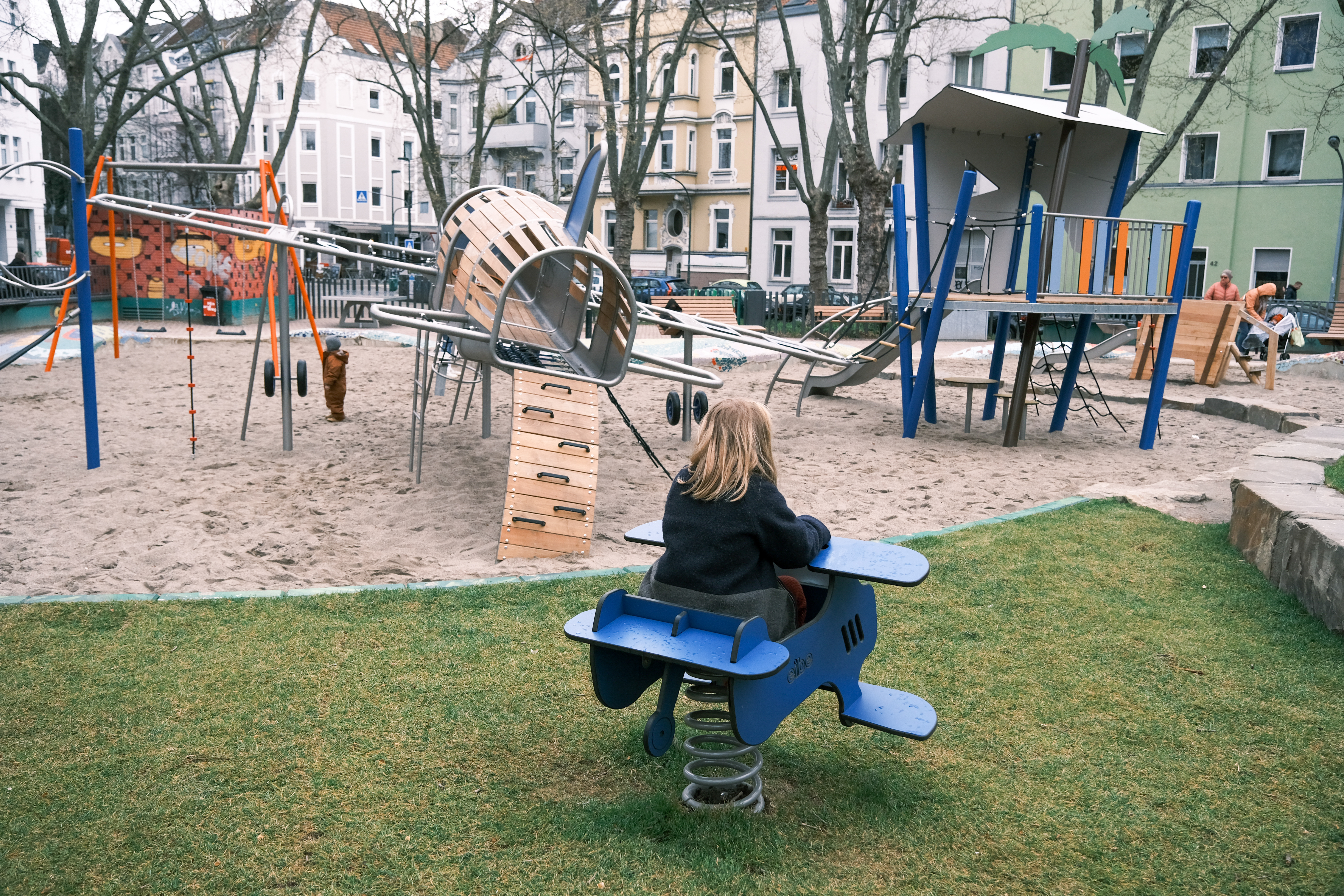"Ab in den Urlaub" ist das Thema des Kinderpspielplatzes Hermannplatz, sein Mittelpunkt ist ein großes Flugzeug, auf dem die Kinder spielen und klettern können © Landeshauptstadt Düsseldorf/Michael Gstettenbauer 