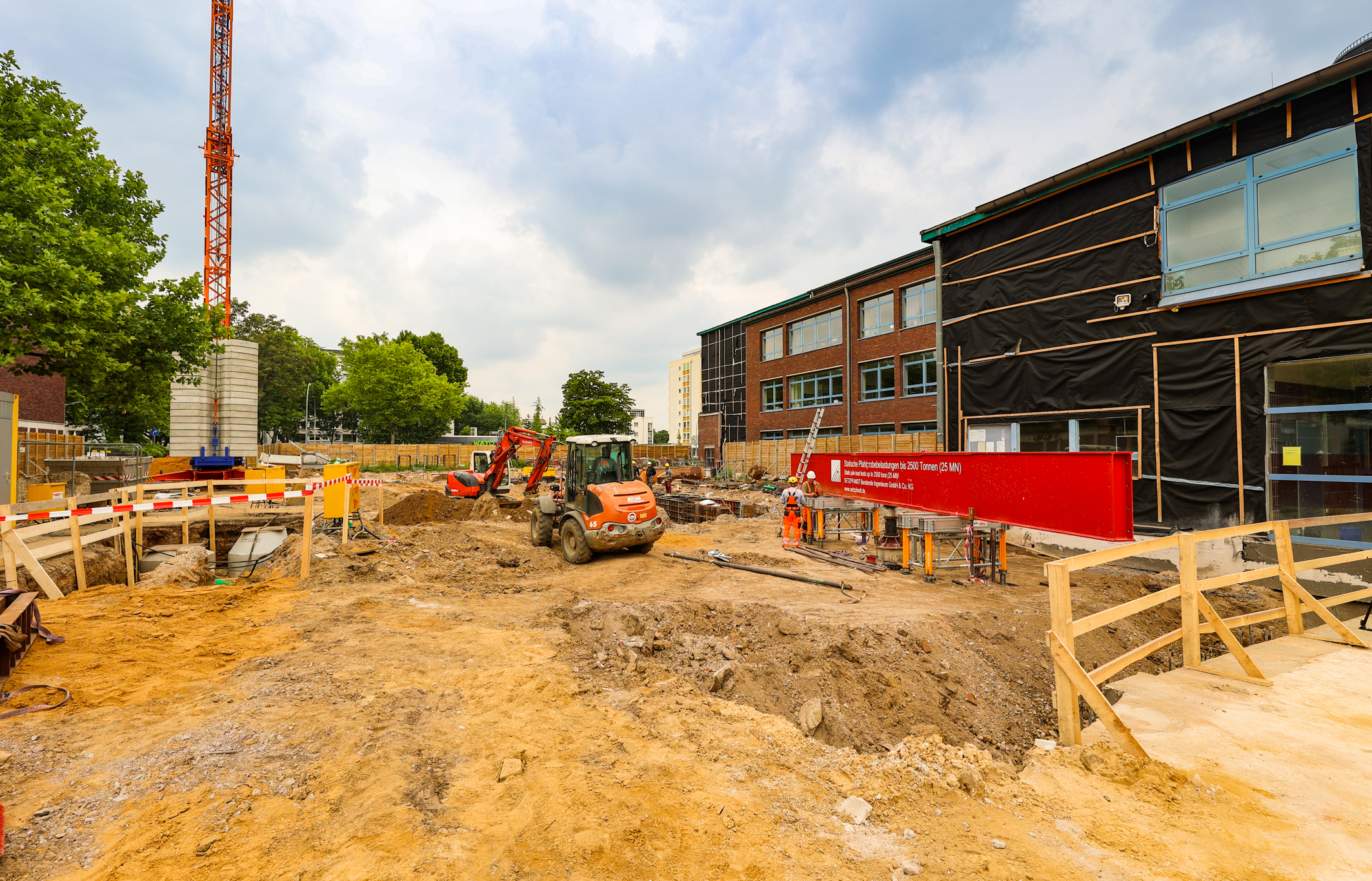 Erste Vorabreiten für den Erweiterungsbau haben bereits in den Sommer- und Herbstferien des vergangenen Jahres begonnen, die geplante Bauzeit liegt bei rund 38 Monaten © Landeshauptstadt Düsseldorf/Melanie Zanin