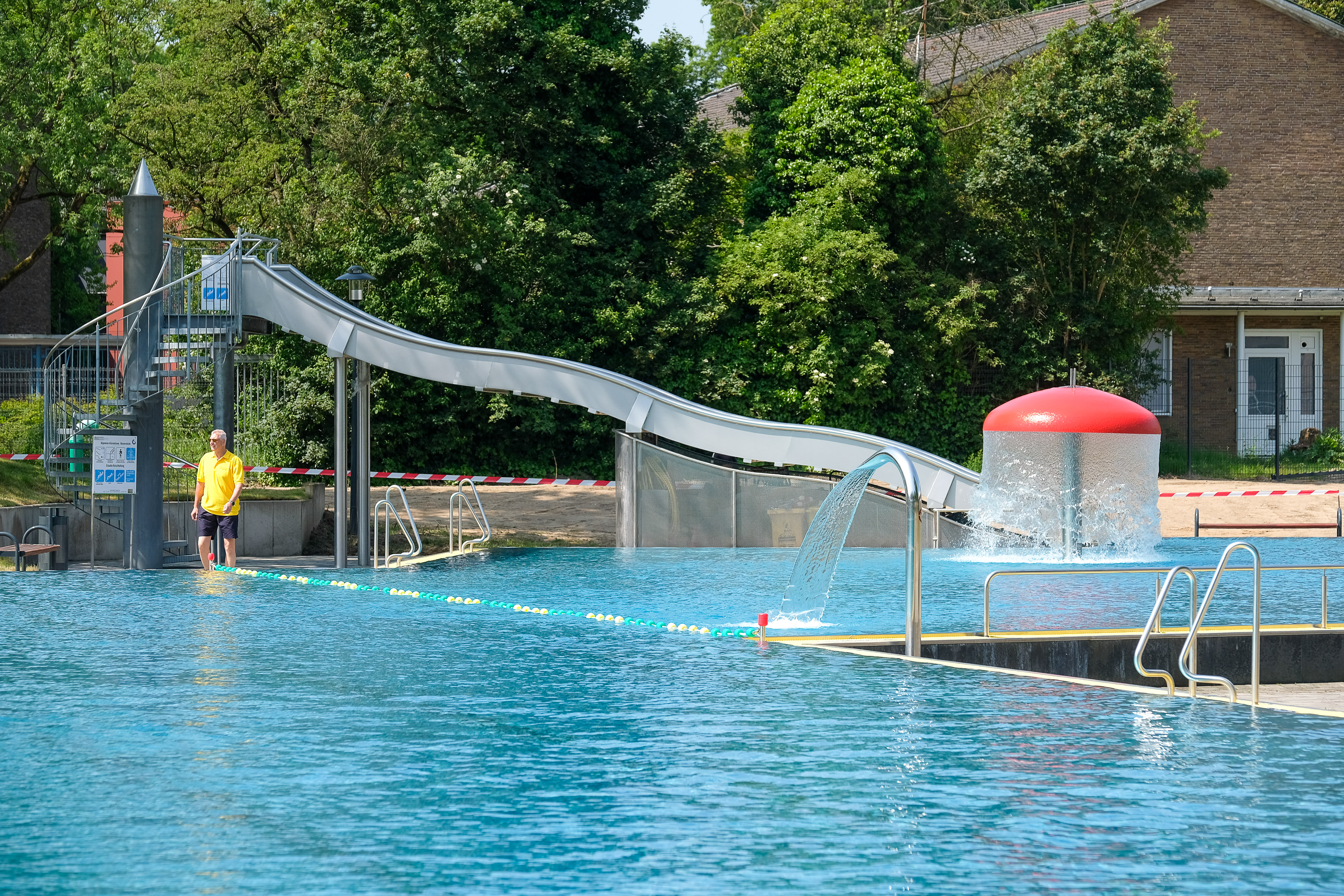 Neben der großen Liegewiese stehen verschiedene Attraktionen – insbesondere für Kinder – bereit. So zum Beispiel ein Spraypark, ein Wasserpilz und eine Breitrutsche,(c)Landeshauptstadt Düsseldorf/Uwe Schaffmeister