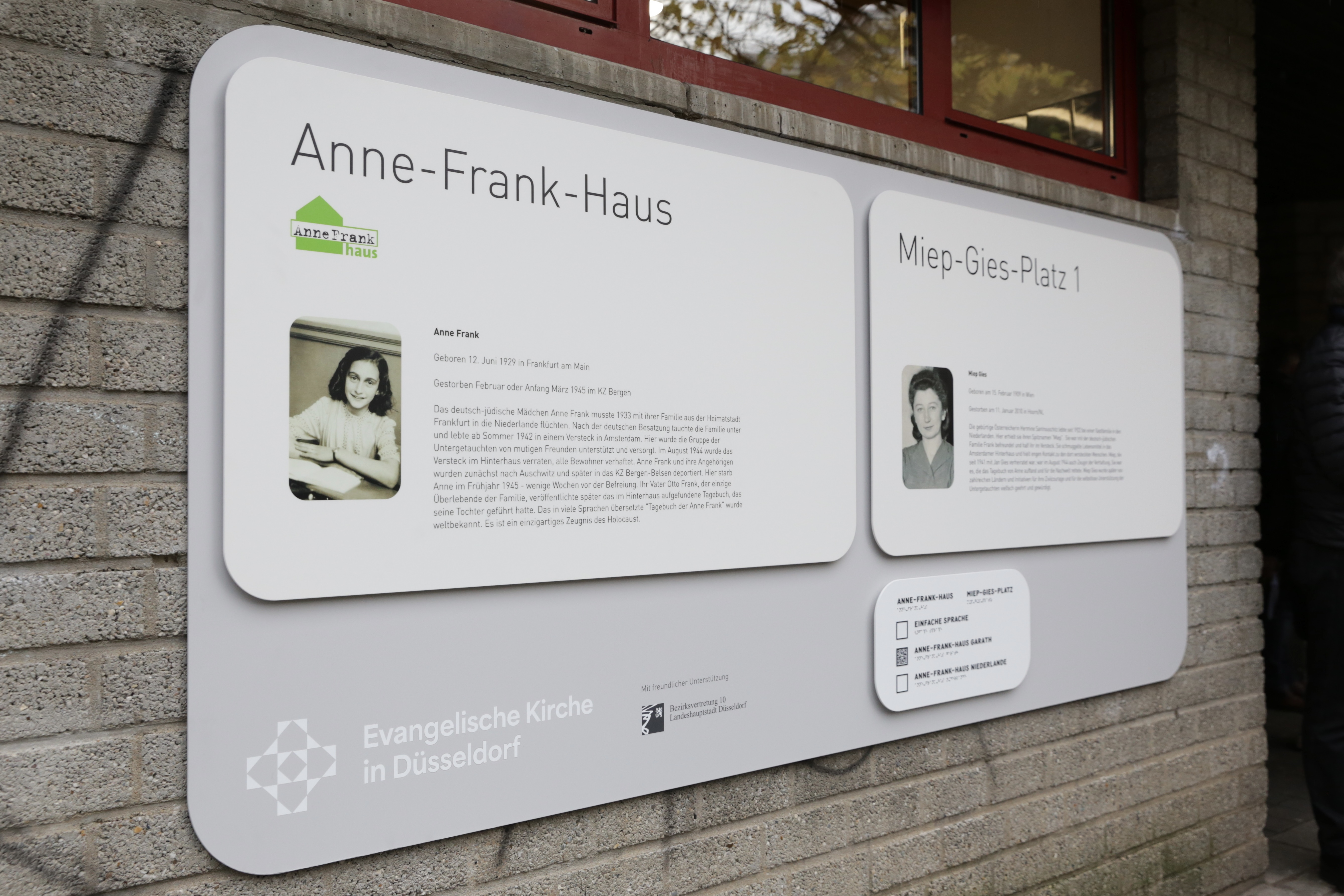 Die neue Gedenktafel am Anne-Frank-Haus am Miep-Gies-Platz 1 © Landeshauptstadt Düsseldorf/Ingo Lammert 