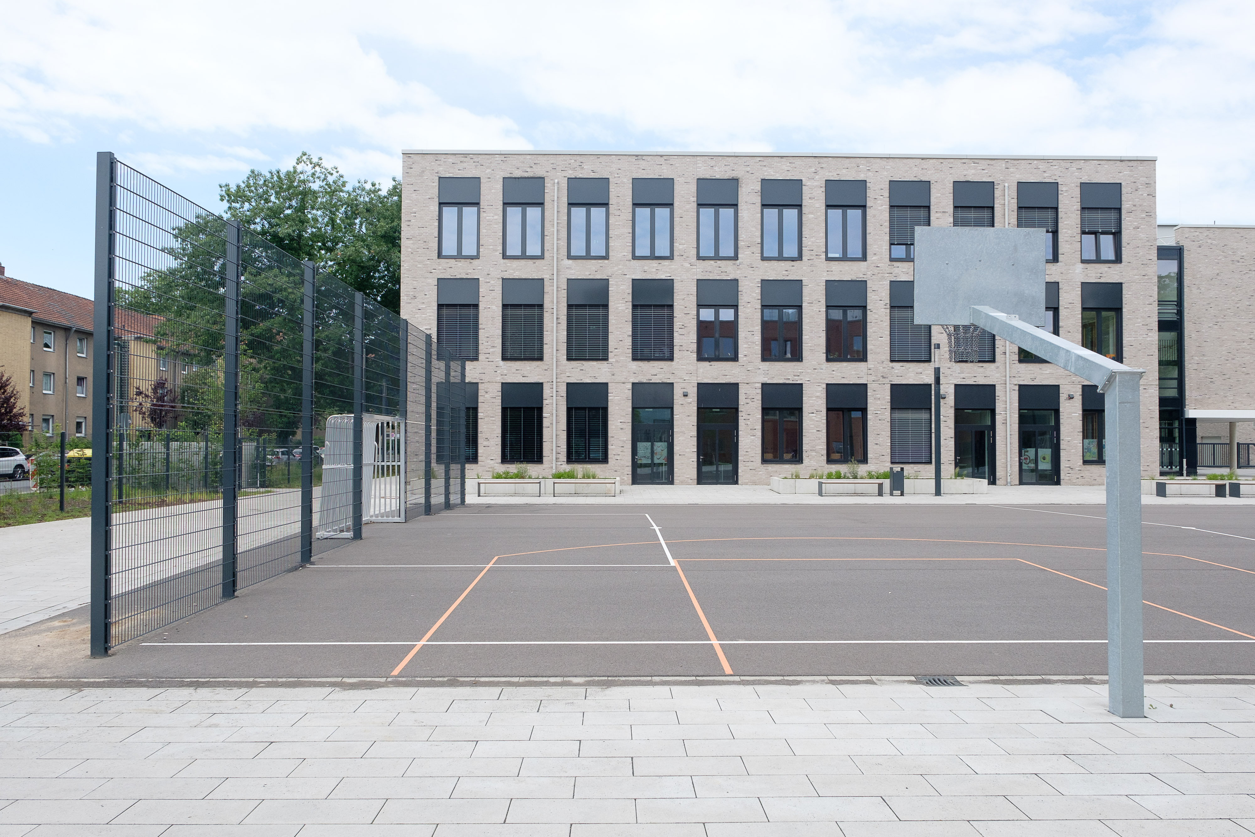 Auf dem Schulhof finden sich eine moderne Calisthenics-Anlage, ein Basketballfeld und ein Soccer-Platz © Landeshauptstadt Düsseldorf/Uwe Schaffmeister 