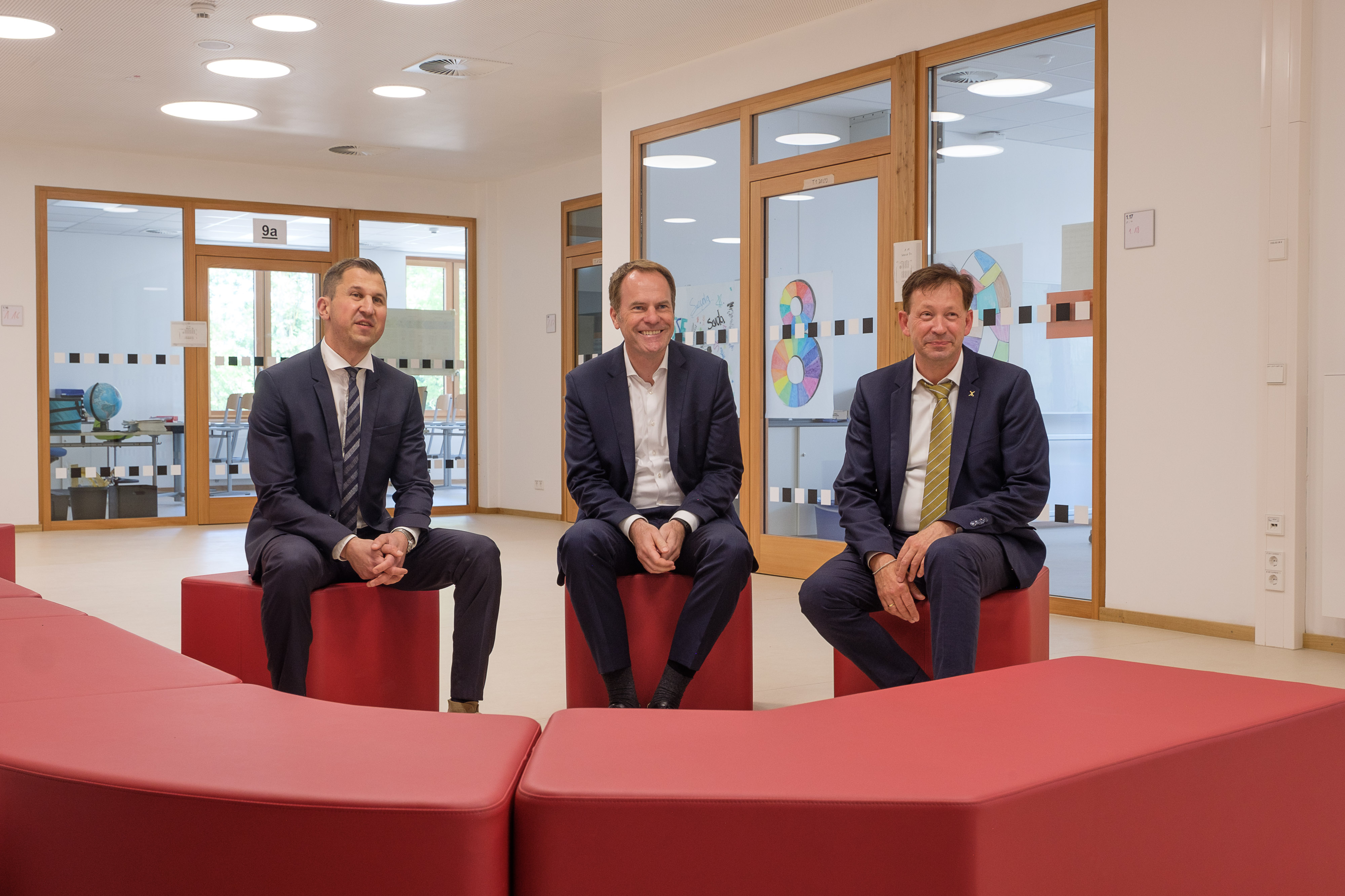 Schulleiter Tobias Steiger, Oberbürgermeister Dr. Stephan Keller und Stadtdirektor Burkhard Hintzsche "testen" die neue, moderne Lernumgebung der GHS Benrath © Landeshauptstadt Düsseldorf/Uwe Schaffmeister 