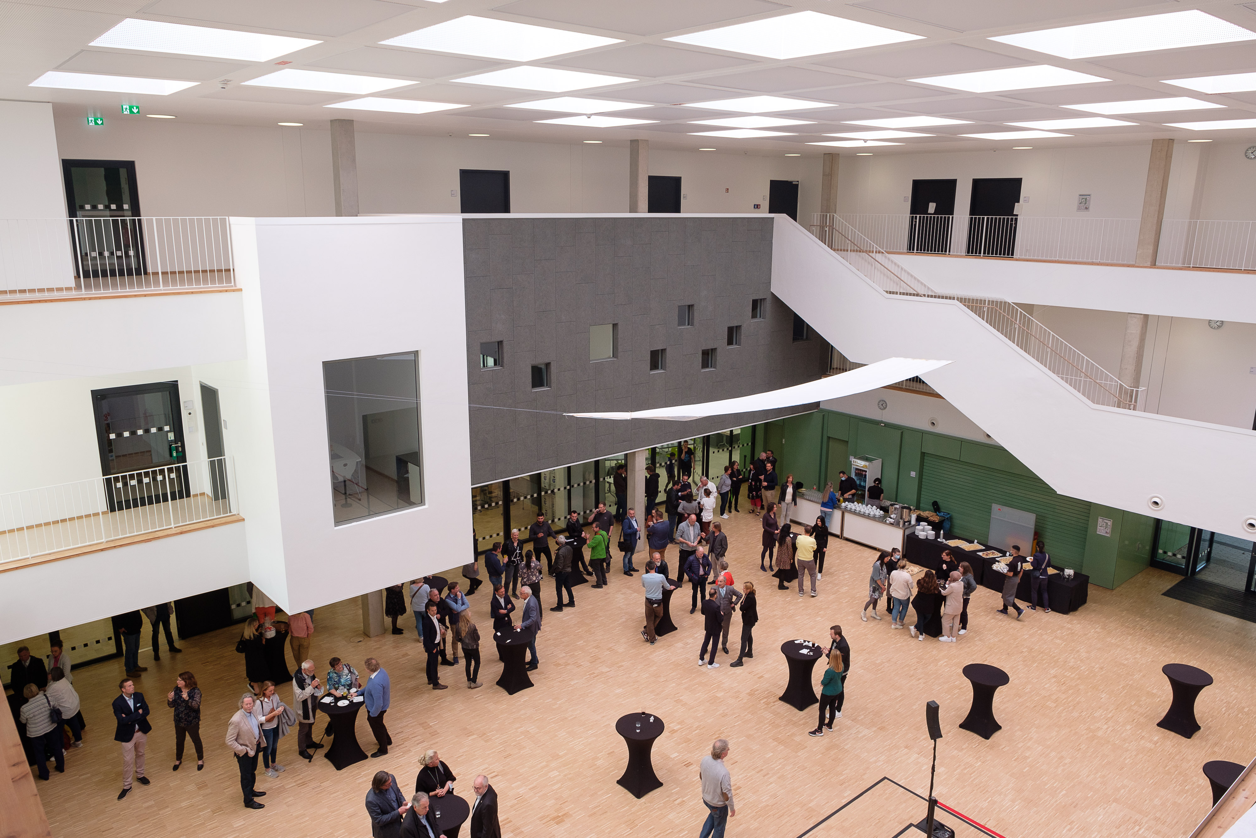 Die lichtdurchflutete dreigeschossige Eingangshalle bildet den sogenannten Markplatz der Schule und soll als Ort der Begegnung im Schulalltag den Austausch unter den Schülerinnen und Schülern fördern © Landeshauptstadt Düsseldorf/Uwe Schaffmeister 