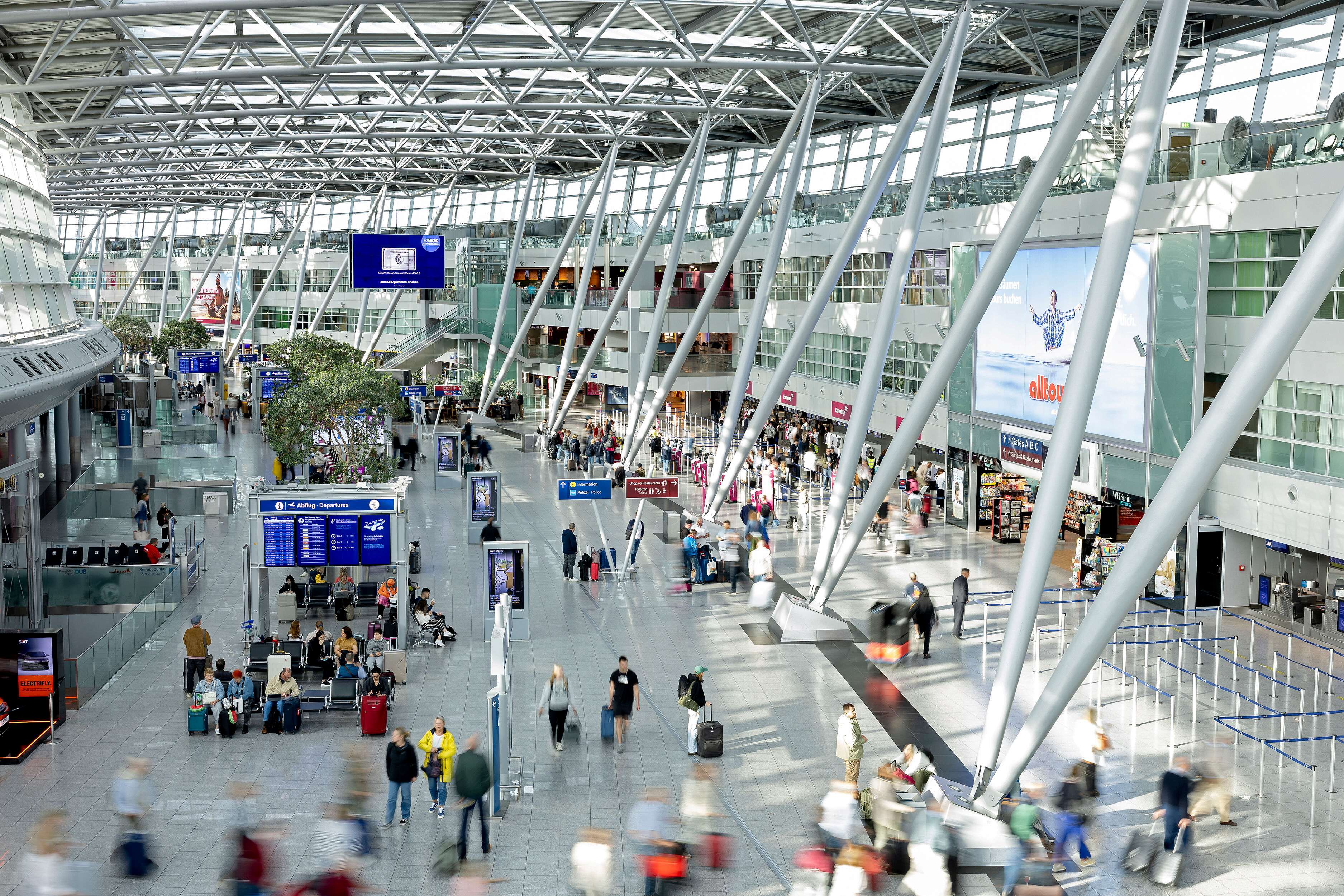 Viele Reisende im Terminal des Düsseldorfer Flughafens.