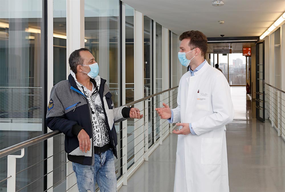 Patient Hans Winkens (links), der mit einer Kombination neuartiger minimal-invasiver Verfahren am Herzen operiert wurde, und Prof. Dr. Alexander Assmann, Leiter des Bereichs „Koronare Bypasschirurgie“ in der Klinik für Herzchirurgie am UKD.