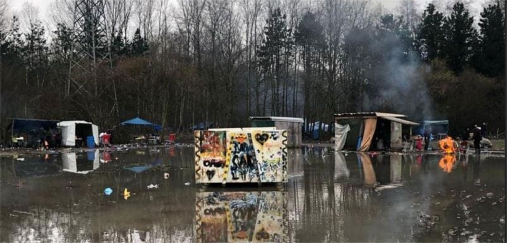 Foto: Lager im Regen  in Calais, Foto courtesy FwiD