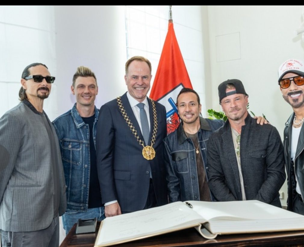 Backstreet Boys im Düsseldorfer Rathaus Die fünf Mitglieder der Backstreet Boys stehen mit Oberbürgermeister Dr. Stephan Keller am Goldenen Buch im Düsseldorfer Rathaus.