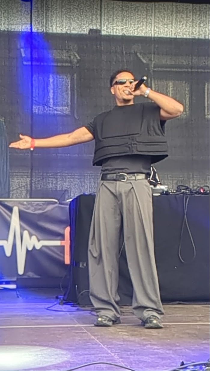 Black Shawn bei der nachtfrequenz26 in Düsseldorf Der Düsseldorfer Rapper Black Shawn steht mit Mikrofon auf der Bühne des Jugendfestivals der nachtfrequenz26 in der Freizeiteinrichtung Icklack.