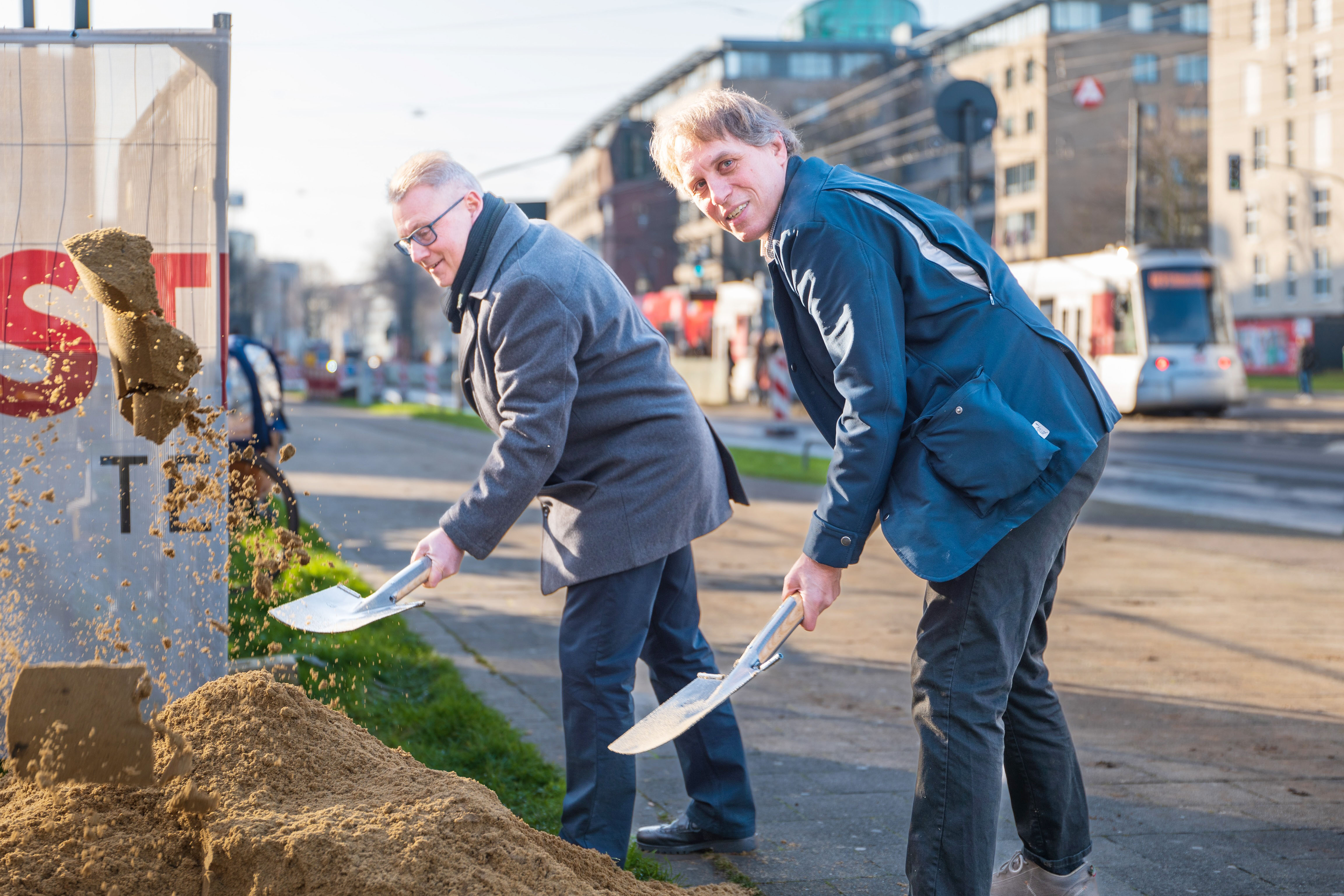 Michael Richarz, Vorstand Technik und Betrieb der Rheinbahn, und Jochen Kral, Dezernent für Mobilität der Landeshauptstadt Düsseldorf (von links), beim Spatenstich  gegenüber der Haltestelle „Schlüterstraße/Arbeitsagentur“/ Foto © Rheinbahn