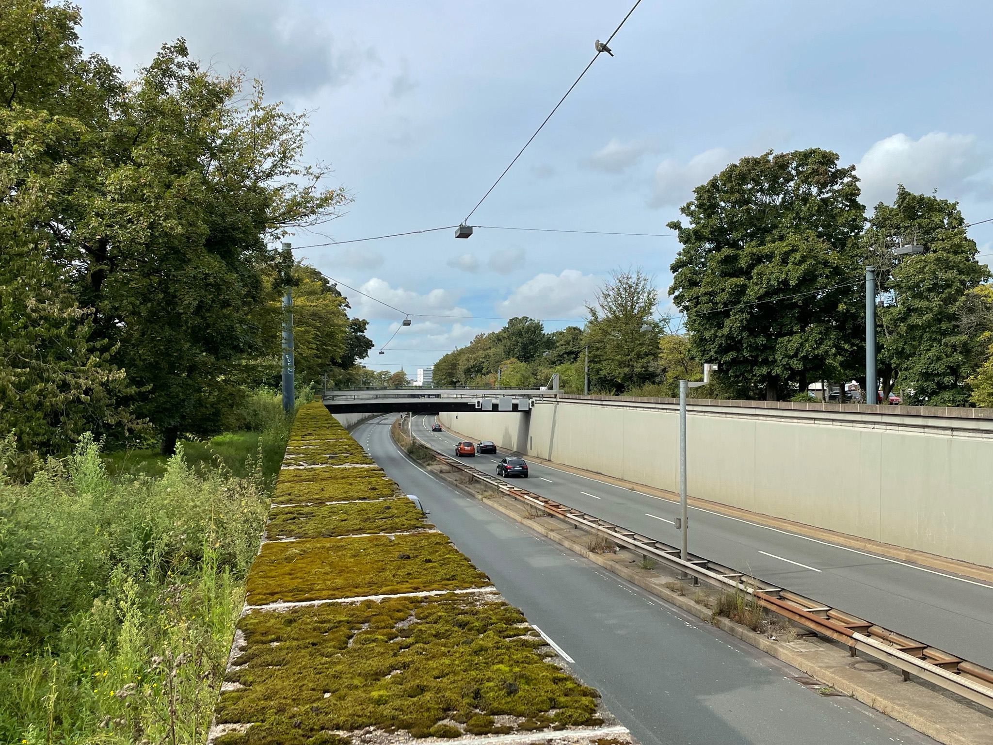 Die Rampe zum Rheinalleetunnel: Durch eine Überbauung wird Oberkassel vom Verkehrslärm entlastet. © CENTRUM Gruppe/STRUCTURELAB 