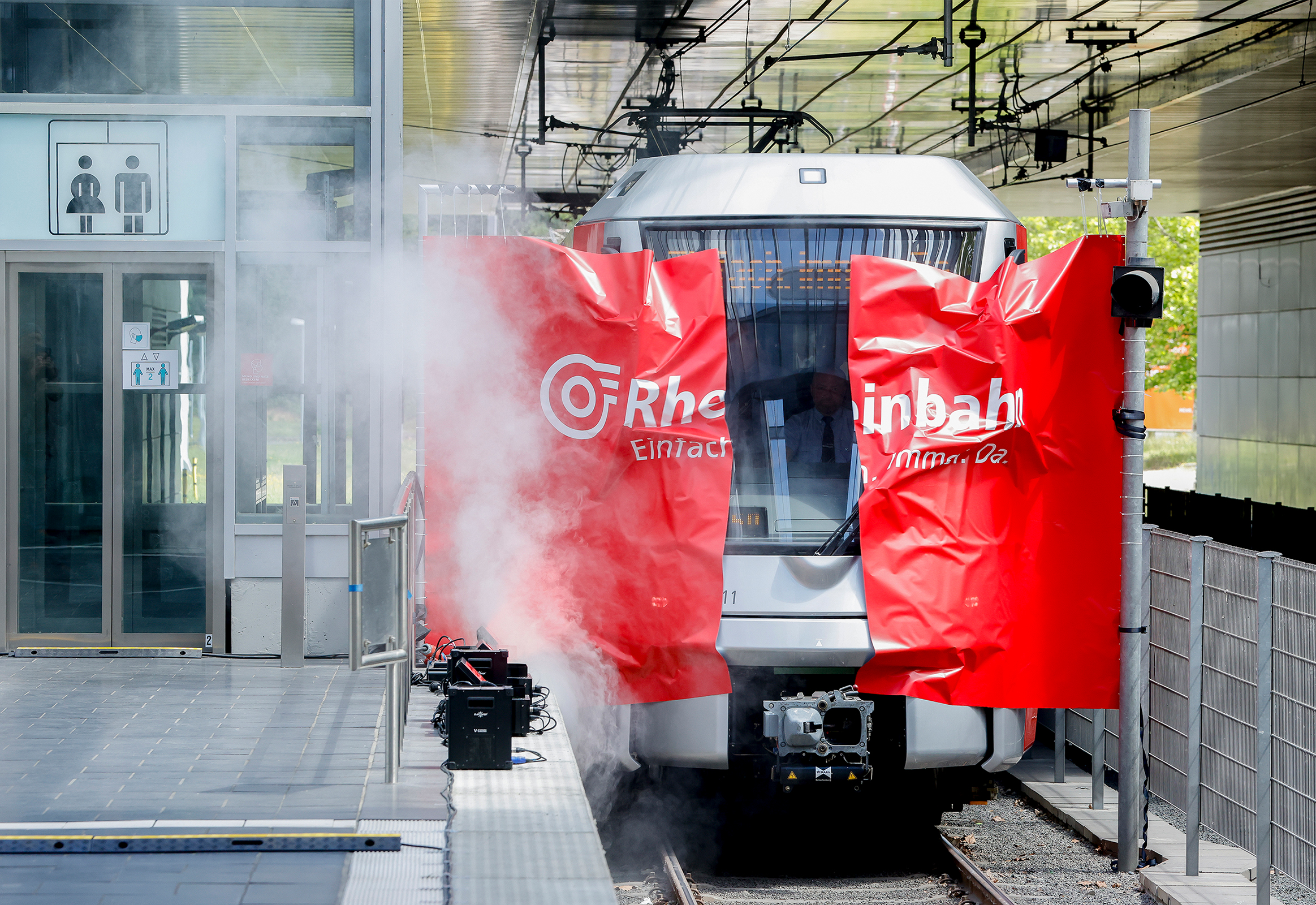 Neue HF6-Bahnen sind im Einsatz / Foto: HF6 durch Papierwand © Rheinbahn