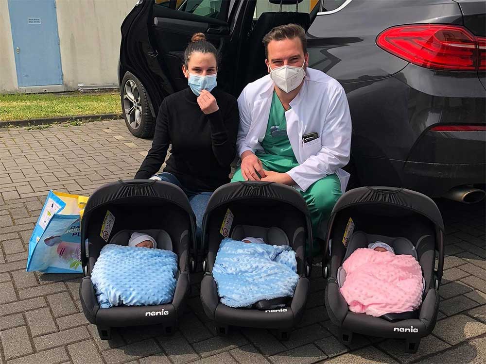 Dreifaches Babyglück: Mama Mirzana Islami und Dr. Carsten Hagenbeck, Oberarzt im UKD-Kreißsaal /Foto: privat