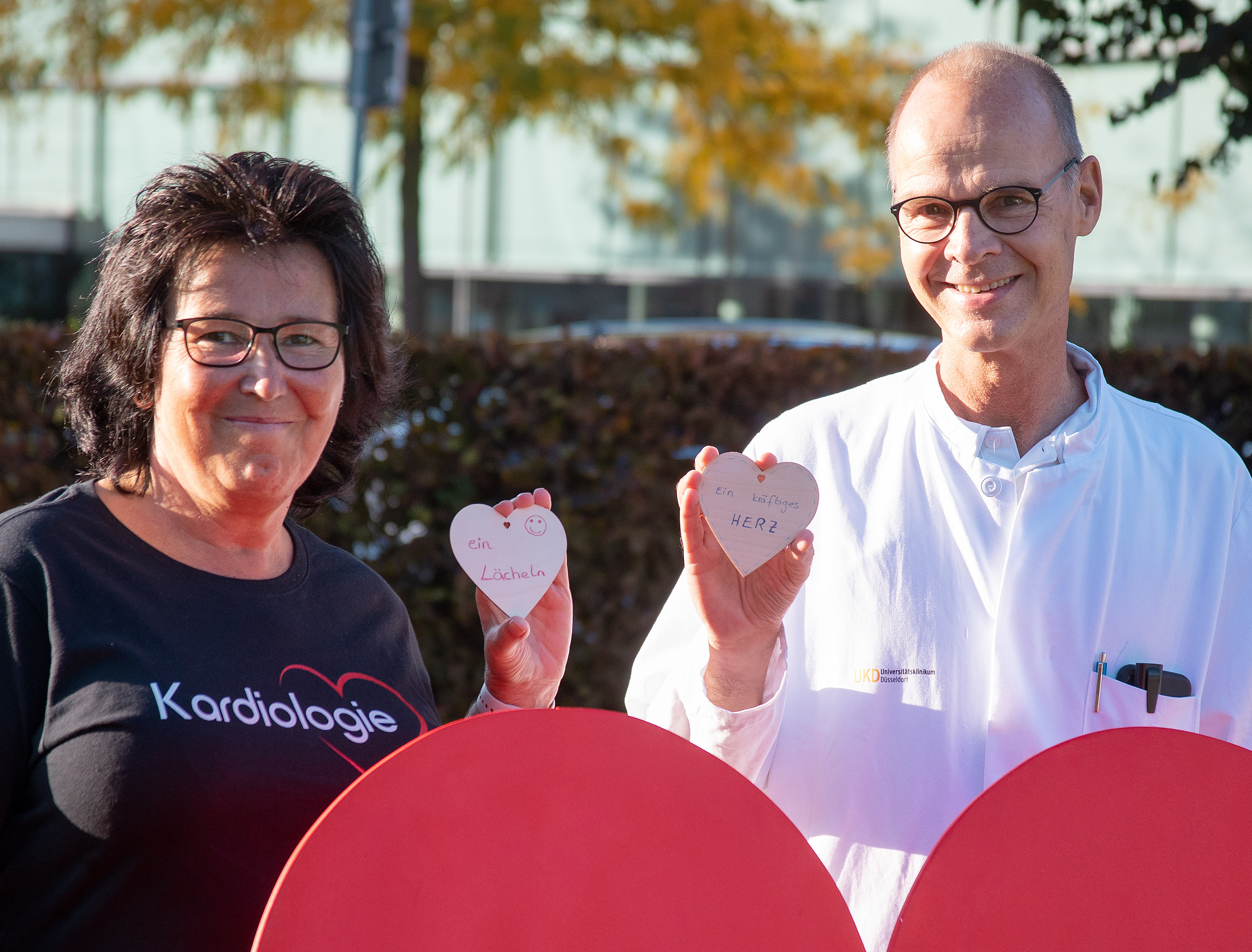 Freuen sich über die Aktion:  Kristin Huthwelker (Pflegerische Departmentleitung Konservative Medizin) und Prof. Dr. Malte Kelm (Direktor der UKD-Kardiologie) / Foto © UKD