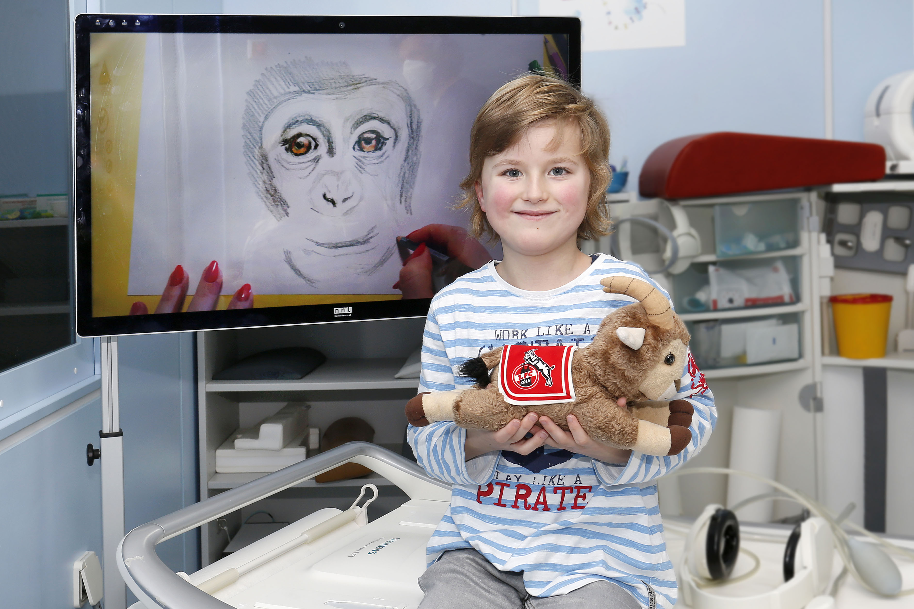 Emil (1. Klasse) gefällt der Fernseher während der MRT-Untersuchung. Mit Zeichentrickhelden, seinem Kuscheltier und der Unterstützung von Papa hat er sich während der MRT-Untersuchung abgelenkt. /Foto ©UKD