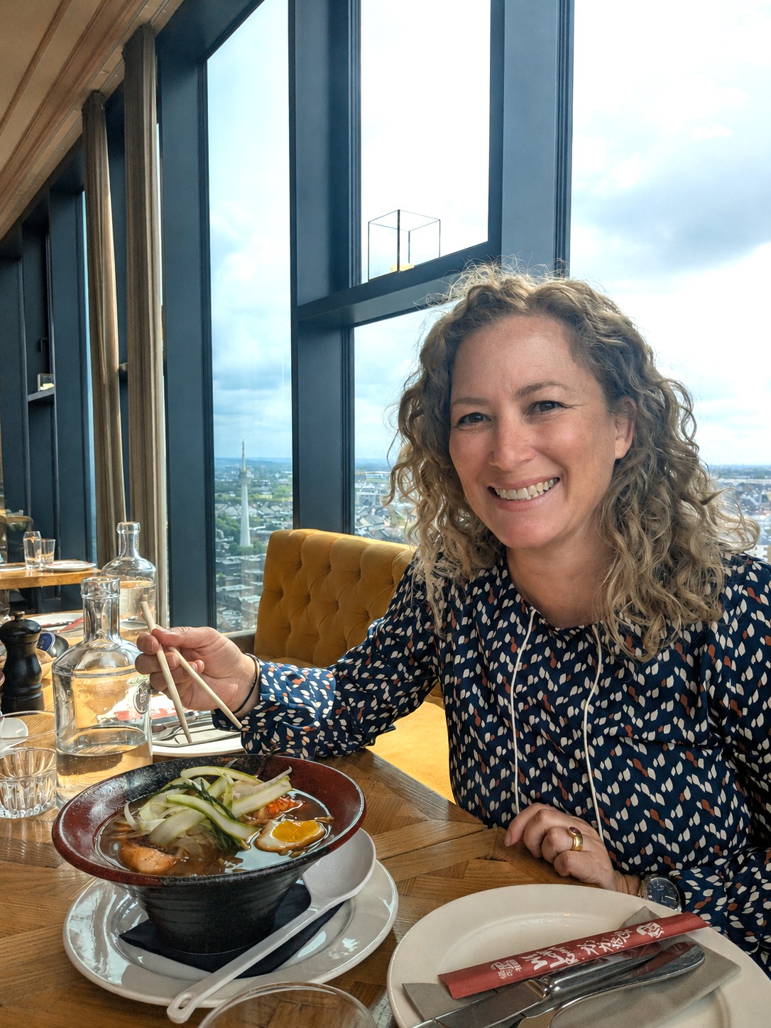 Alexandra Scholz-Marcovich mit Bouillabaisse-Ramen im The Paris Club Düsseldorf