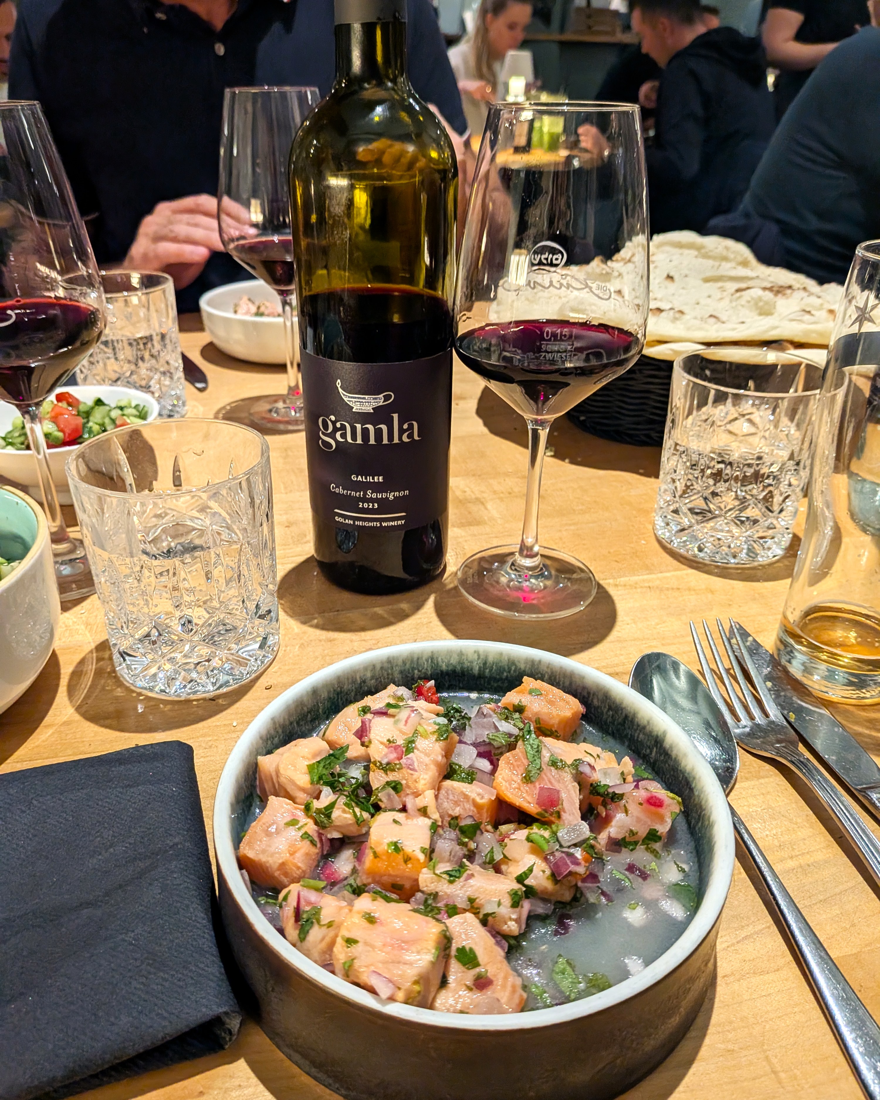 Shuk Ceviche mit Lachs, Koriander, Zwiebeln, Minze und Chili bei Die Kurve in Düsseldorf.