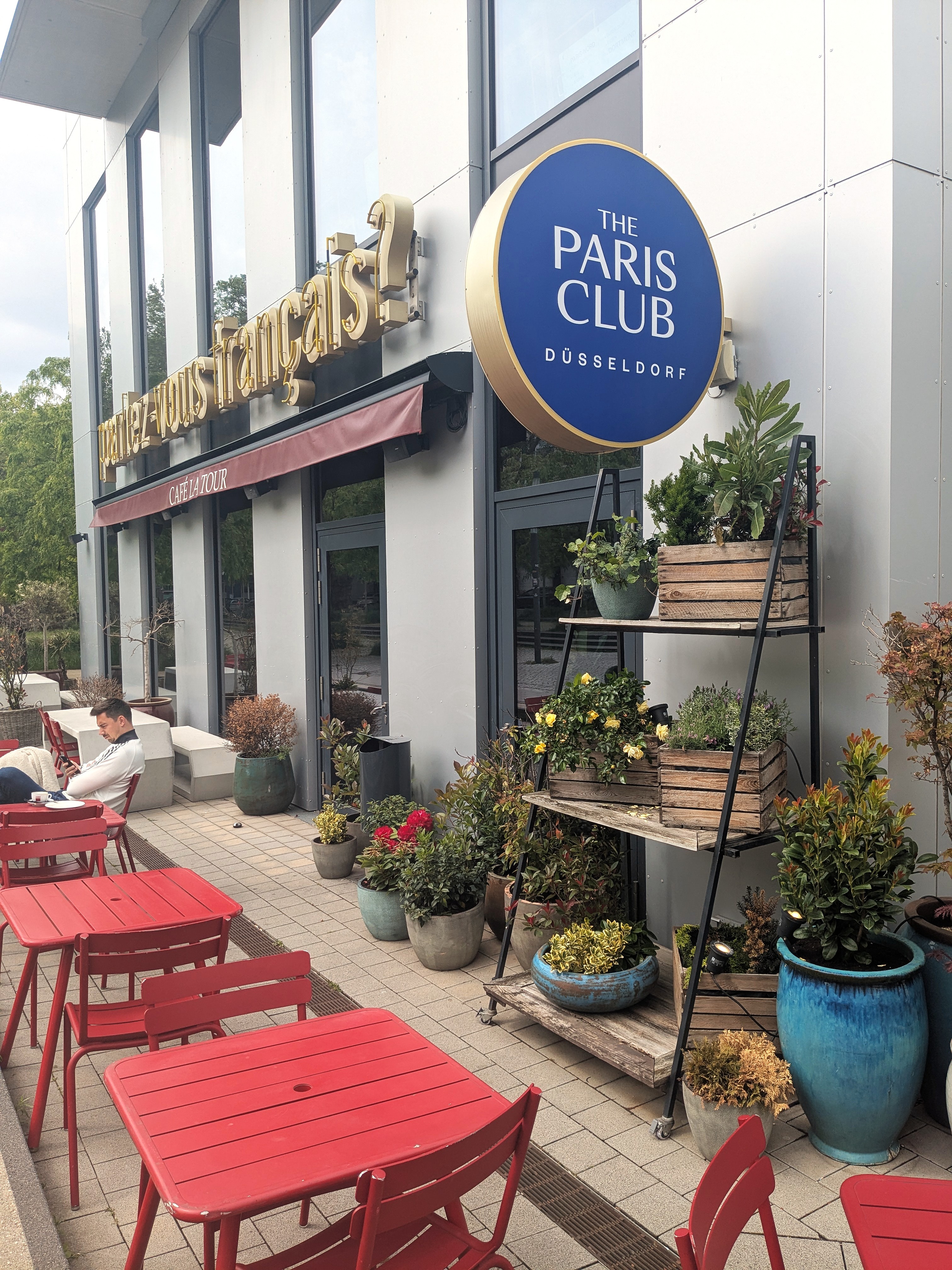 Eingang des The Paris Club Düsseldorf am 25hours Hotel Das Tour