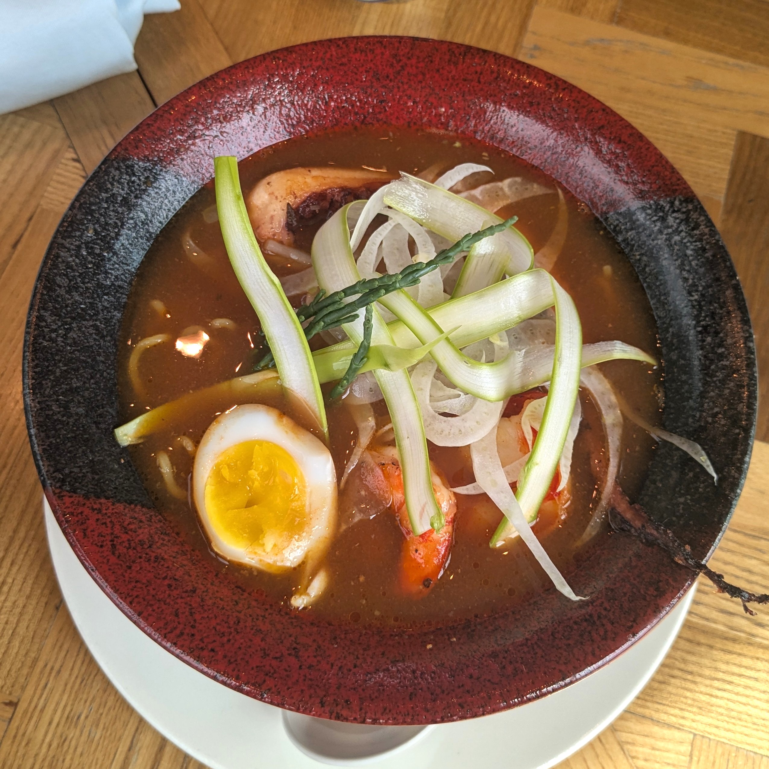 Bouillabaisse Meeresfrüchte-Ramen mit Oktopus, Garnele, Fenchel und Paspierre im The Paris Club Düsseldorf