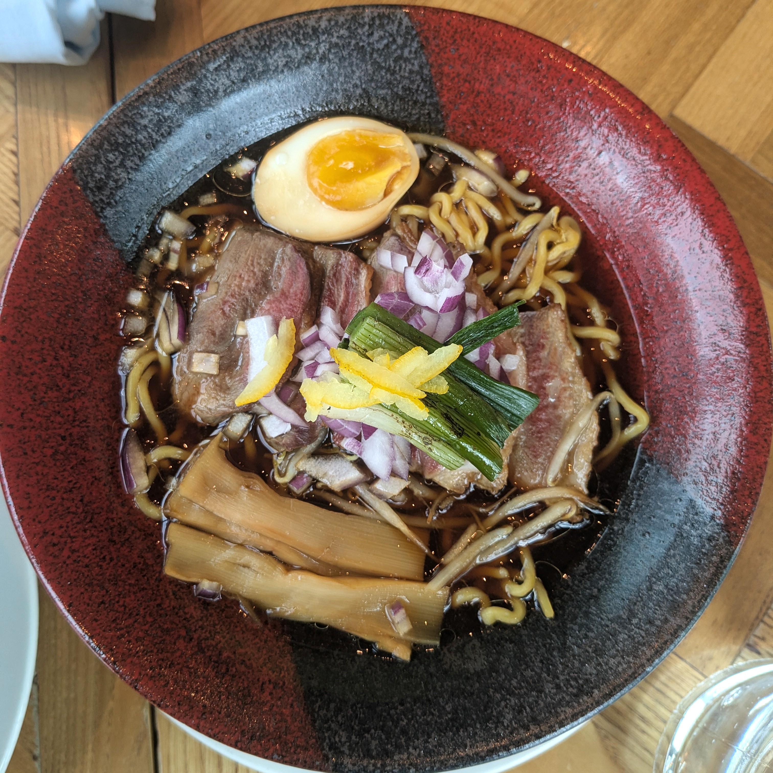 Ente und Perlhuhn-Dashi-Ramen mit Entenbrust, Ajitama, Sojasprossen und Lauch im The Paris Club Düsseldorf