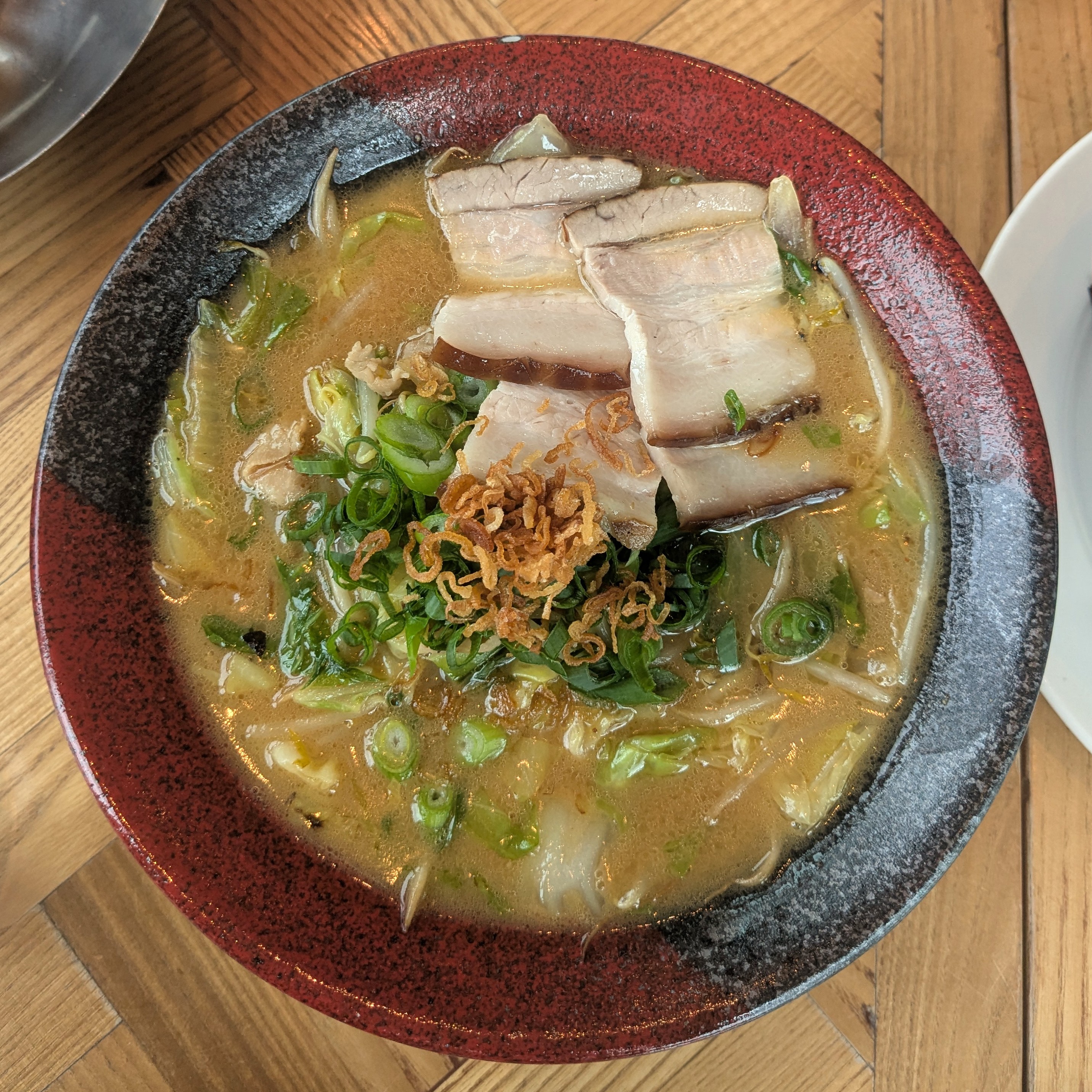 Sapporo Miso-Ramen mit Schweinebauch, Frühlingszwiebeln, Ajitama und Röstzwiebeln im The Paris Club Düsseldorf