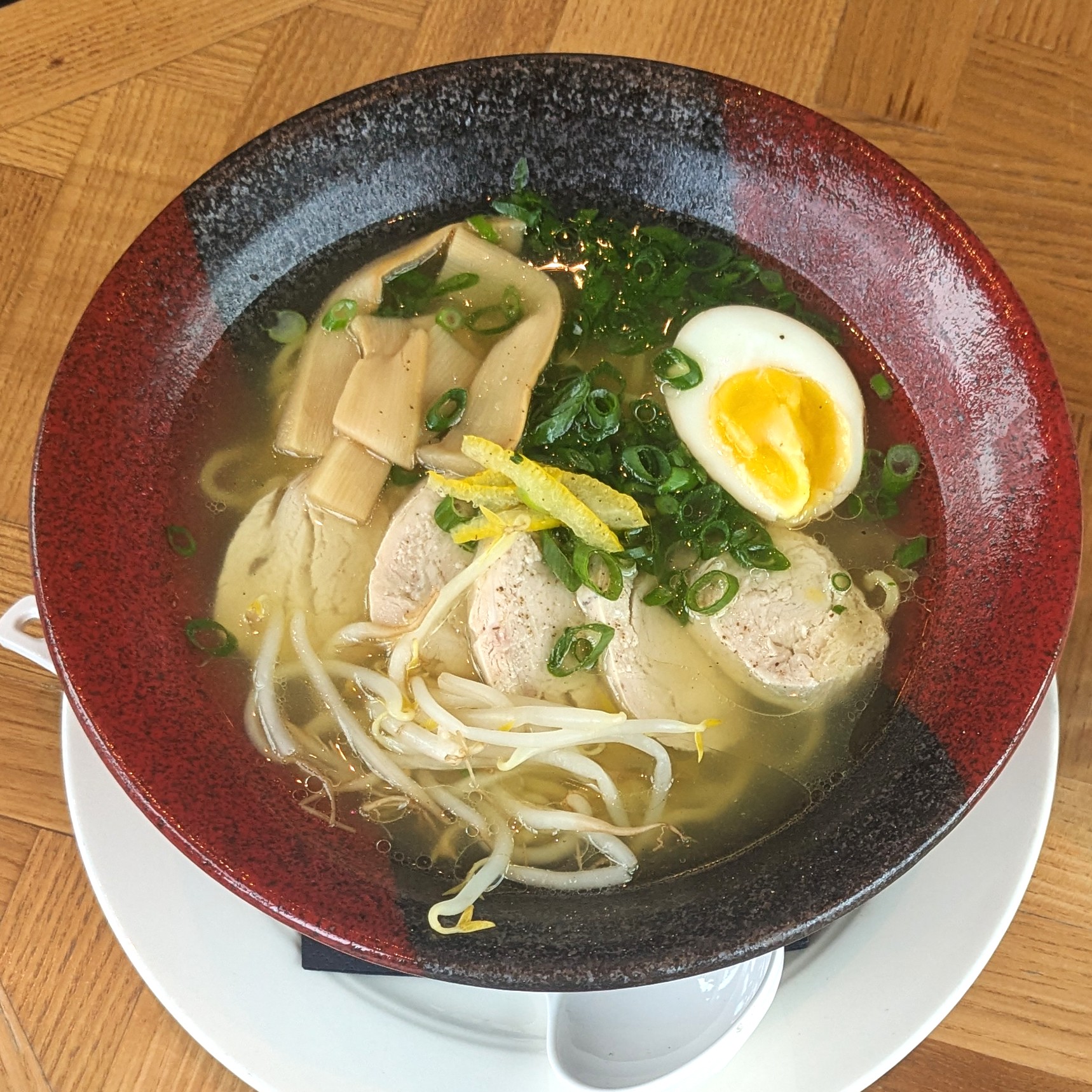 Perlhuhn-Dashi-Ramen mit Perlhuhnbrust, Trüffel, Ajitama und Yuzu im The Paris Club Düsseldorf