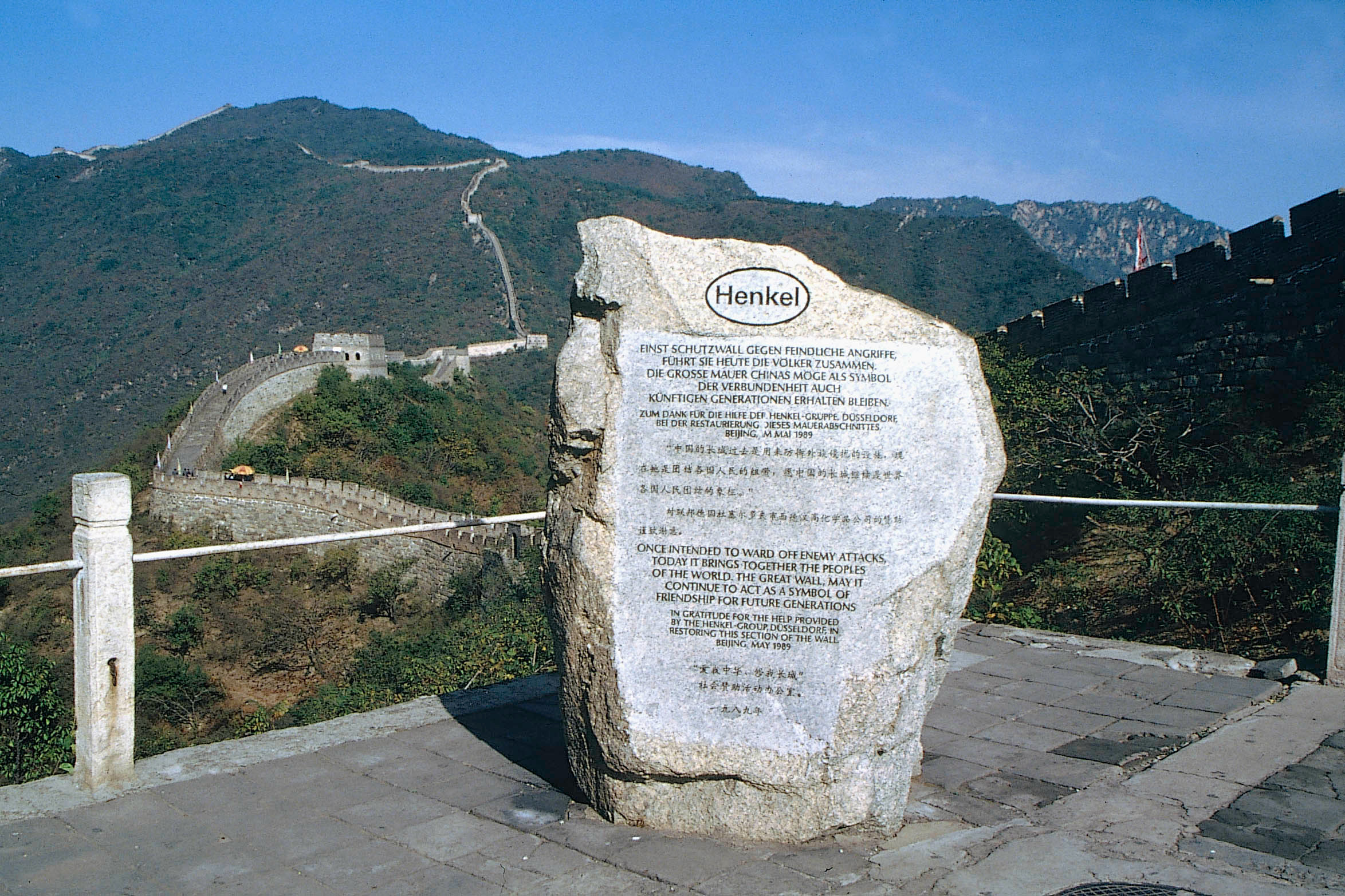 Ein Gedenkstein an der Chinesischen Mauer erinnert an den Einsatz von Ceresit Produkten bei der Renovierung / Foto: Henkel