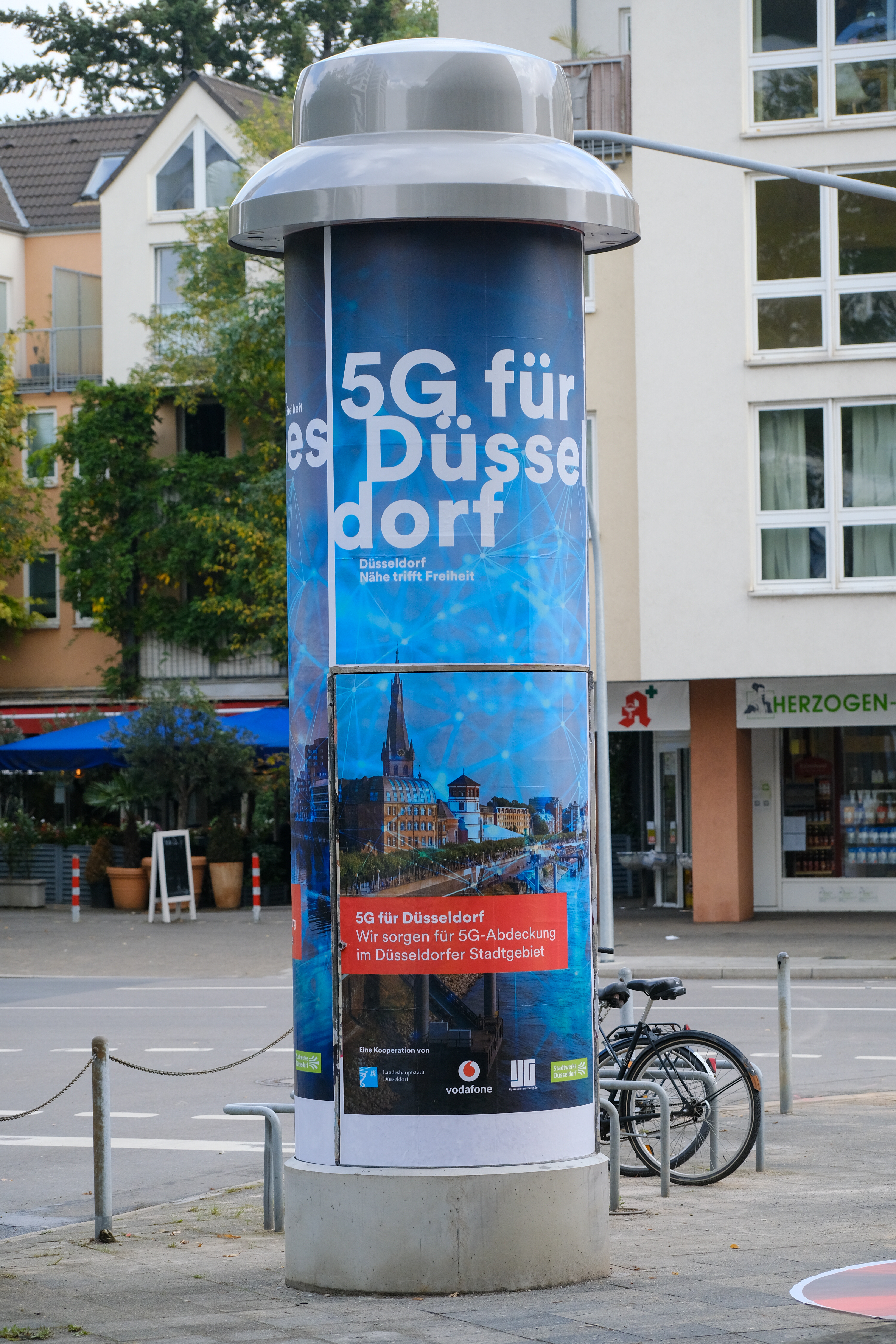 Deutschlands erste 5G-Litfaßsäule steht seit Donnerstag, 7. Oktober, in Düsseldorf © Landeshauptstadt Düsseldorf/Michael Gstettenbauer 