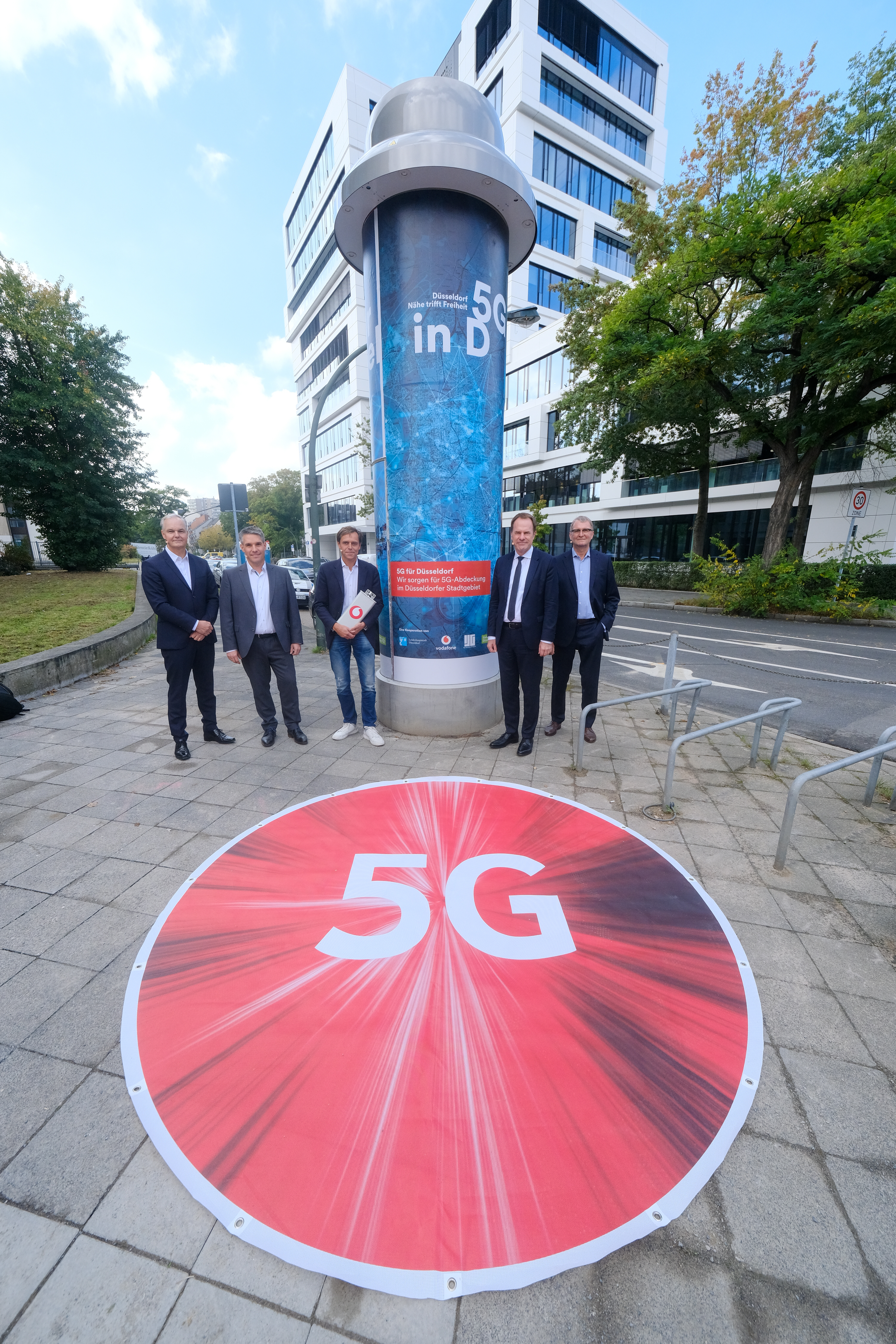 Deutschlands erste 5G-Litfaßsäule wurde von OB Keller (2 v.r.), Gerhard Mack (Vodafone), Torben Beisch (Netzgesellschaft Düsseldorf), Kai Ilg (Ilg-Außenwerbung) und Frank Schrader (Düsseldorf Marketing GmbH) vorgestellt © Landeshauptstadt Düsseldorf/Michael Gstettenbauer 