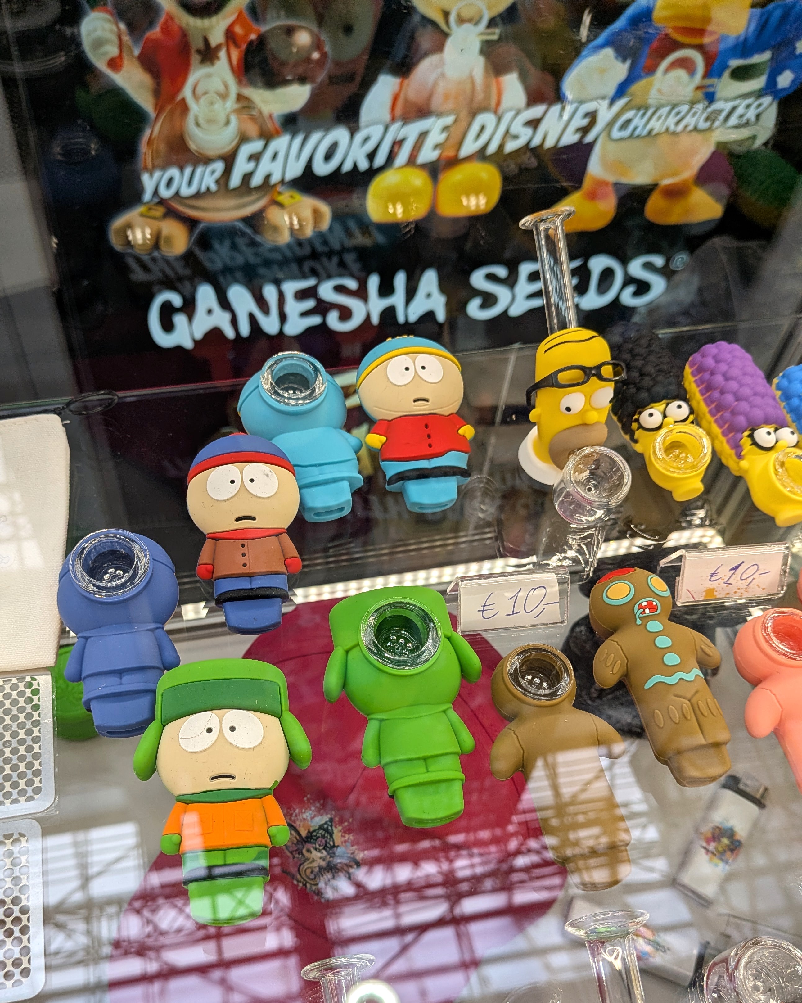 Bunte Pfeifen im Comic-Look in einer Verkaufsvitrine auf der Cannafair