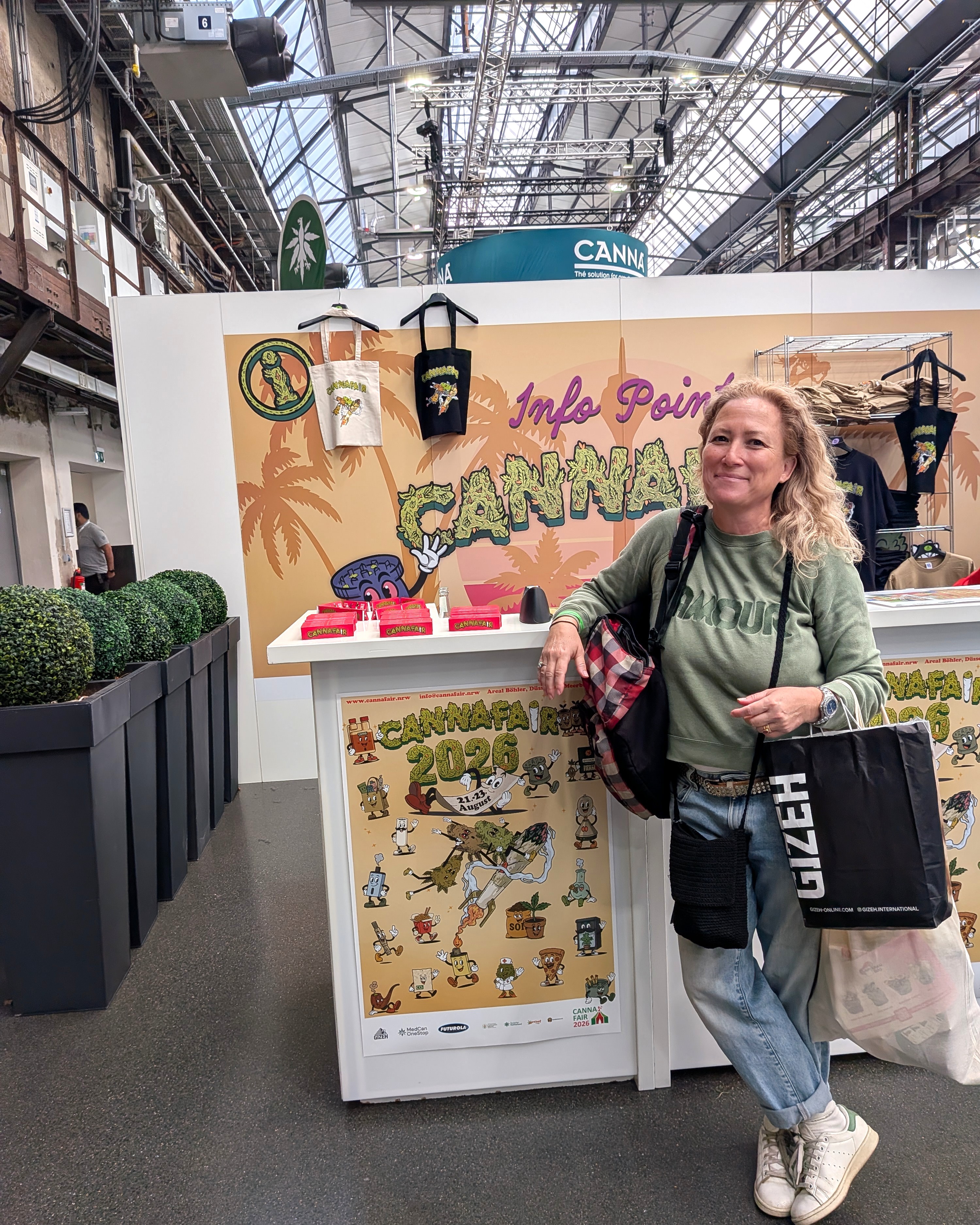 Alexandra Scholz-Marcovich am Infopoint der Cannafair 2026