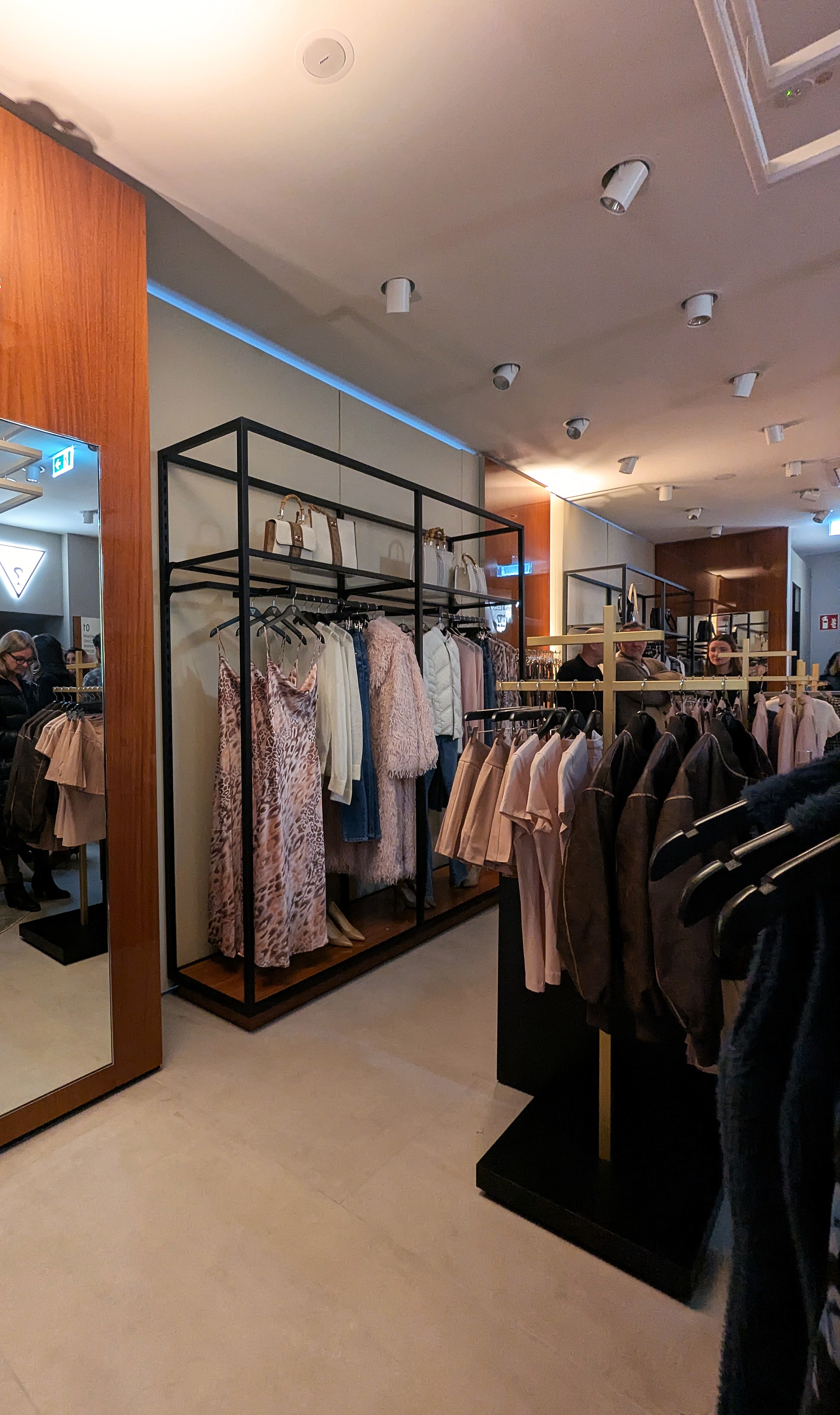 GUESS Flagship Store in Düsseldorf / Foto: Stefan Scholz, NDOZ