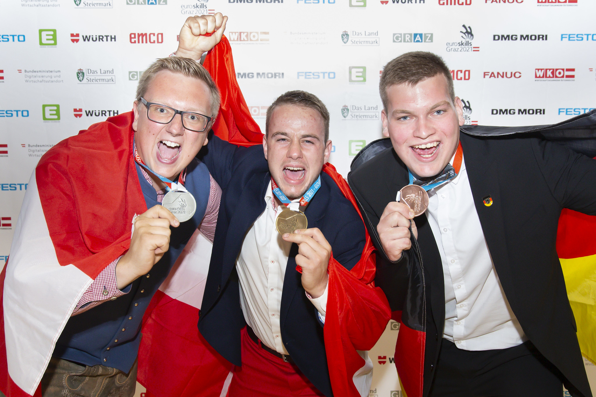 Die Wettkämpferinnen und Wettkämpfer der EuroSkills jubeln nicht nur über ihre Medaillen, sondern schätzen den internationalen Austausch und schließen grenzübergreifende Freundschaften. Große Freude bei Ronald Brunäcker (Silber, Österreich), Damian Schmid (Gold, Schweiz) und Clemens Boehm (Bronze, Deutschland) nach der Verleihung der Medaillen in ihrer Disziplin „Schwerfahrzeugtechnik“ (v.l.n.r.). / Foto @EuroSkills 2021